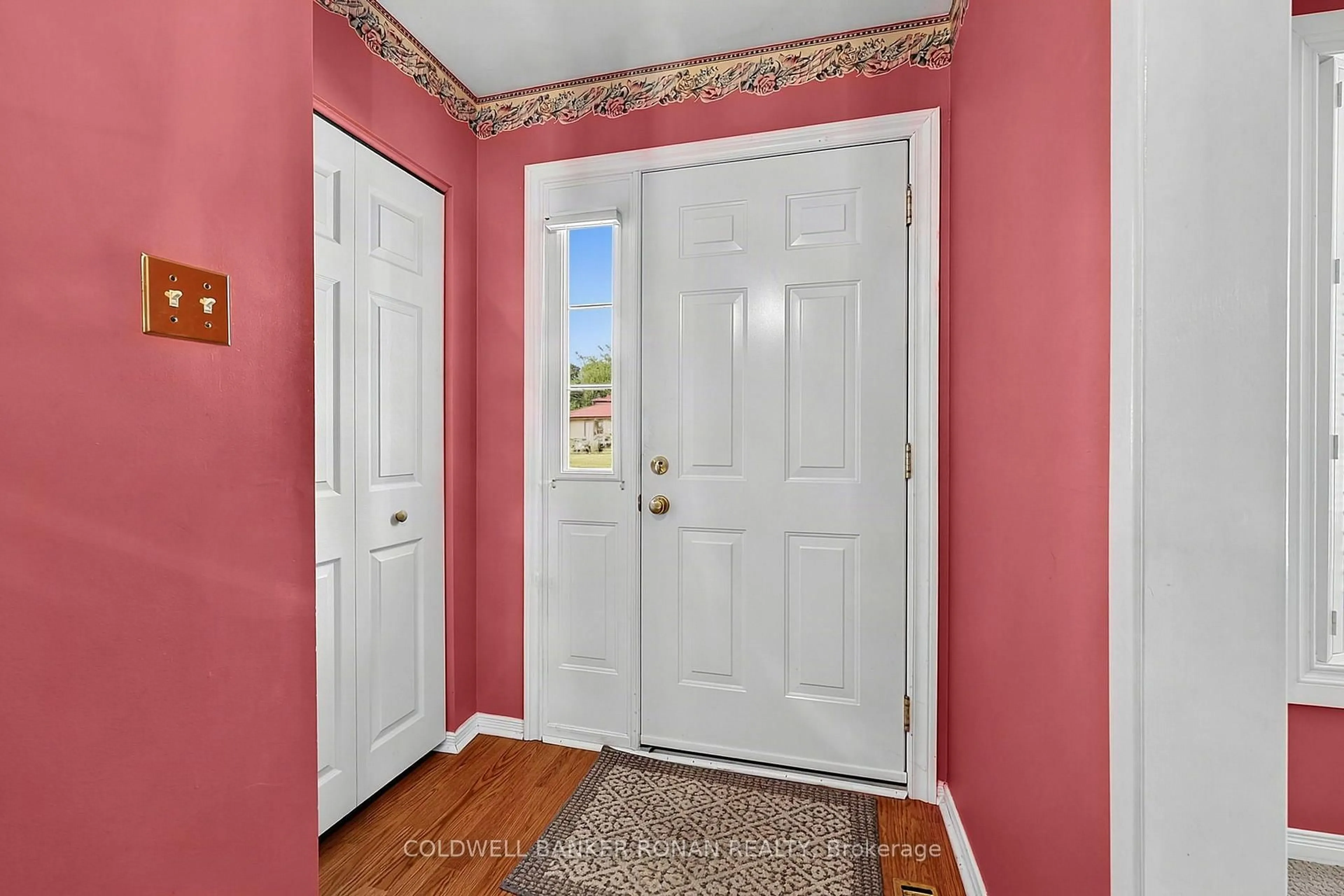 Indoor entryway for 43 Alexander St, New Tecumseth Ontario L0G 1W0