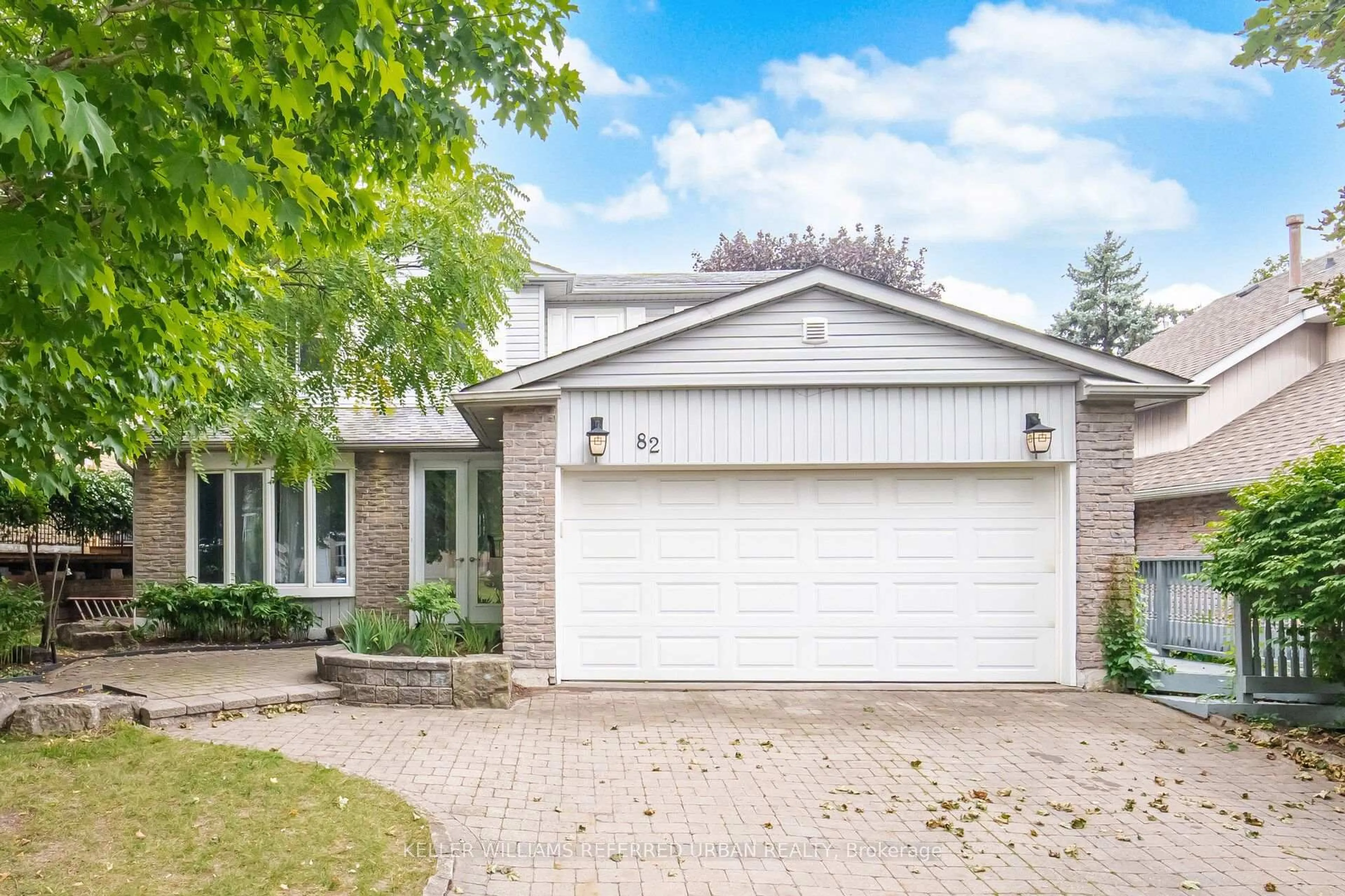 Home with brick exterior material, street for 82 Eastman Cres, Newmarket Ontario L3Y 5S2