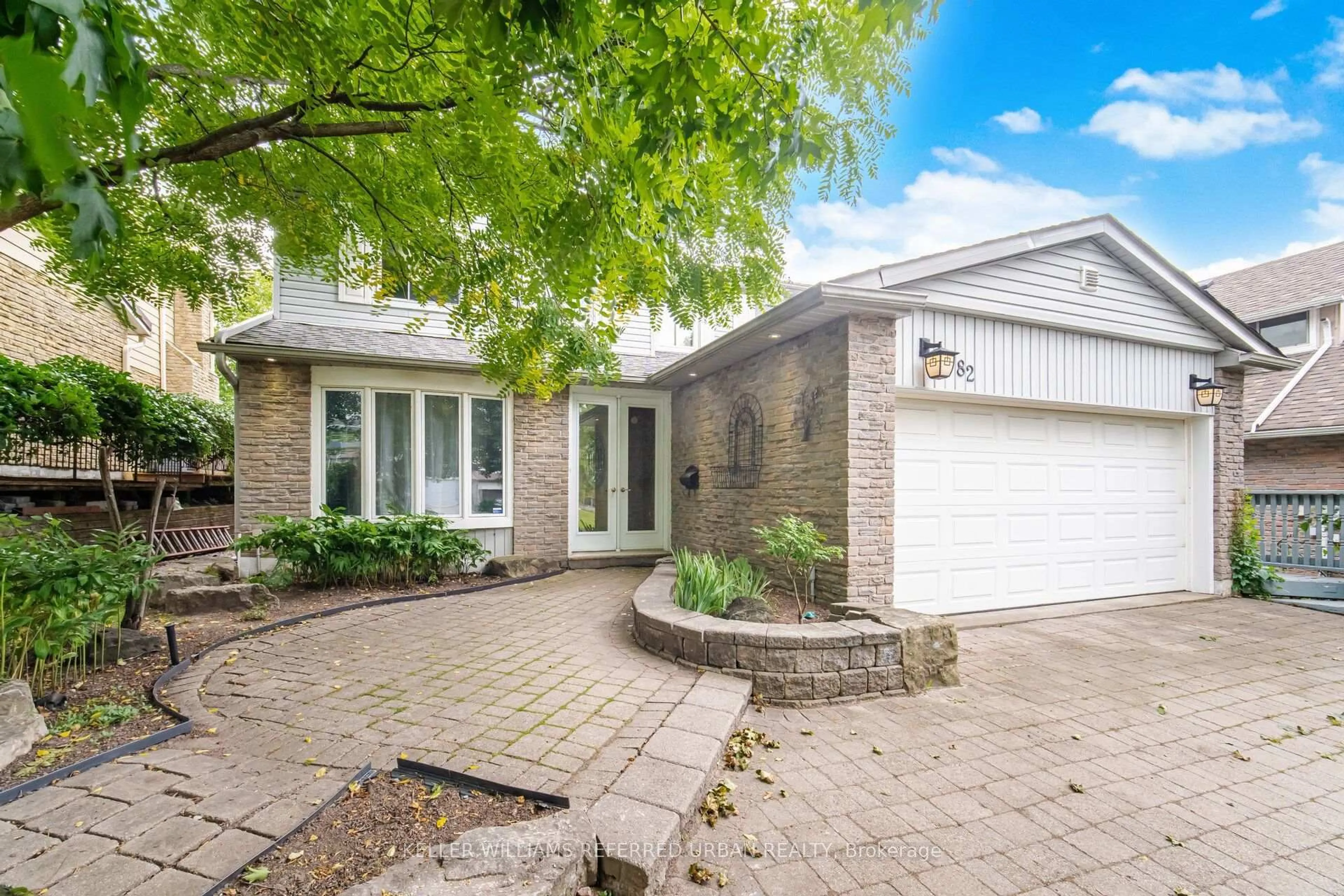 Home with brick exterior material, street for 82 Eastman Cres, Newmarket Ontario L3Y 5S2