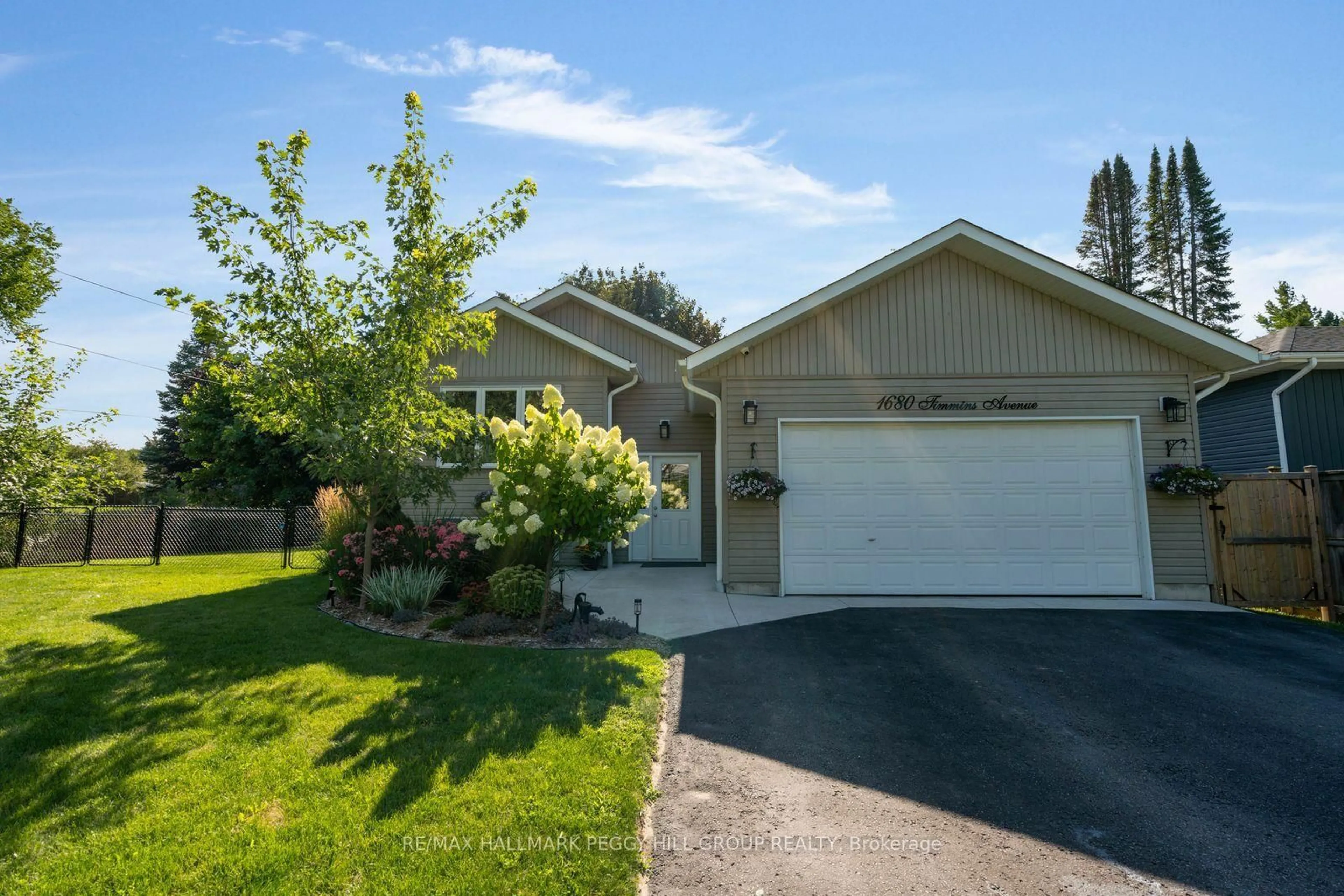 Home with vinyl exterior material, street for 1680 Timmins Ave, Innisfil Ontario L9S 1S8