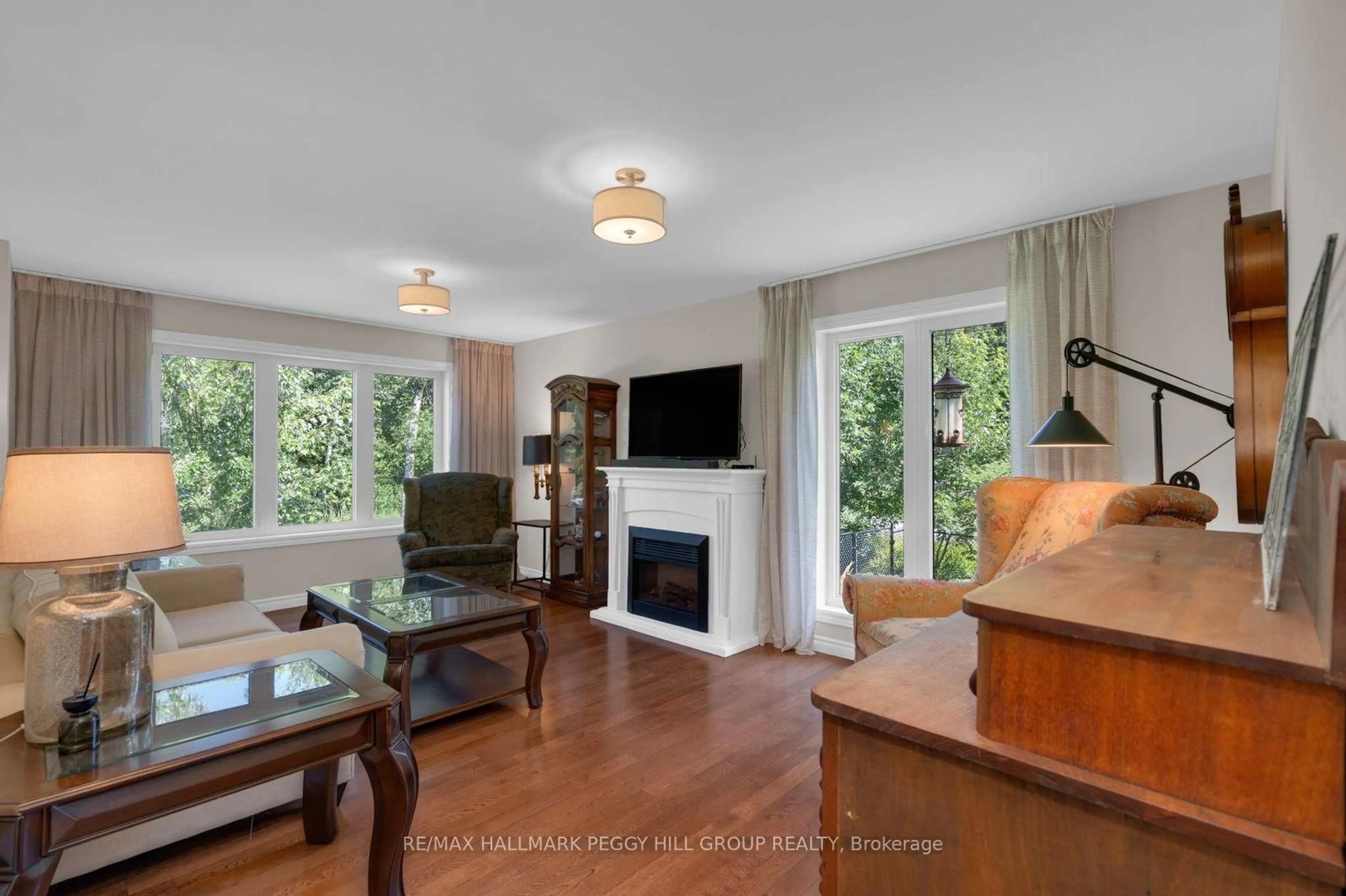 Living room with furniture, wood/laminate floor for 1680 Timmins Ave, Innisfil Ontario L9S 1S8