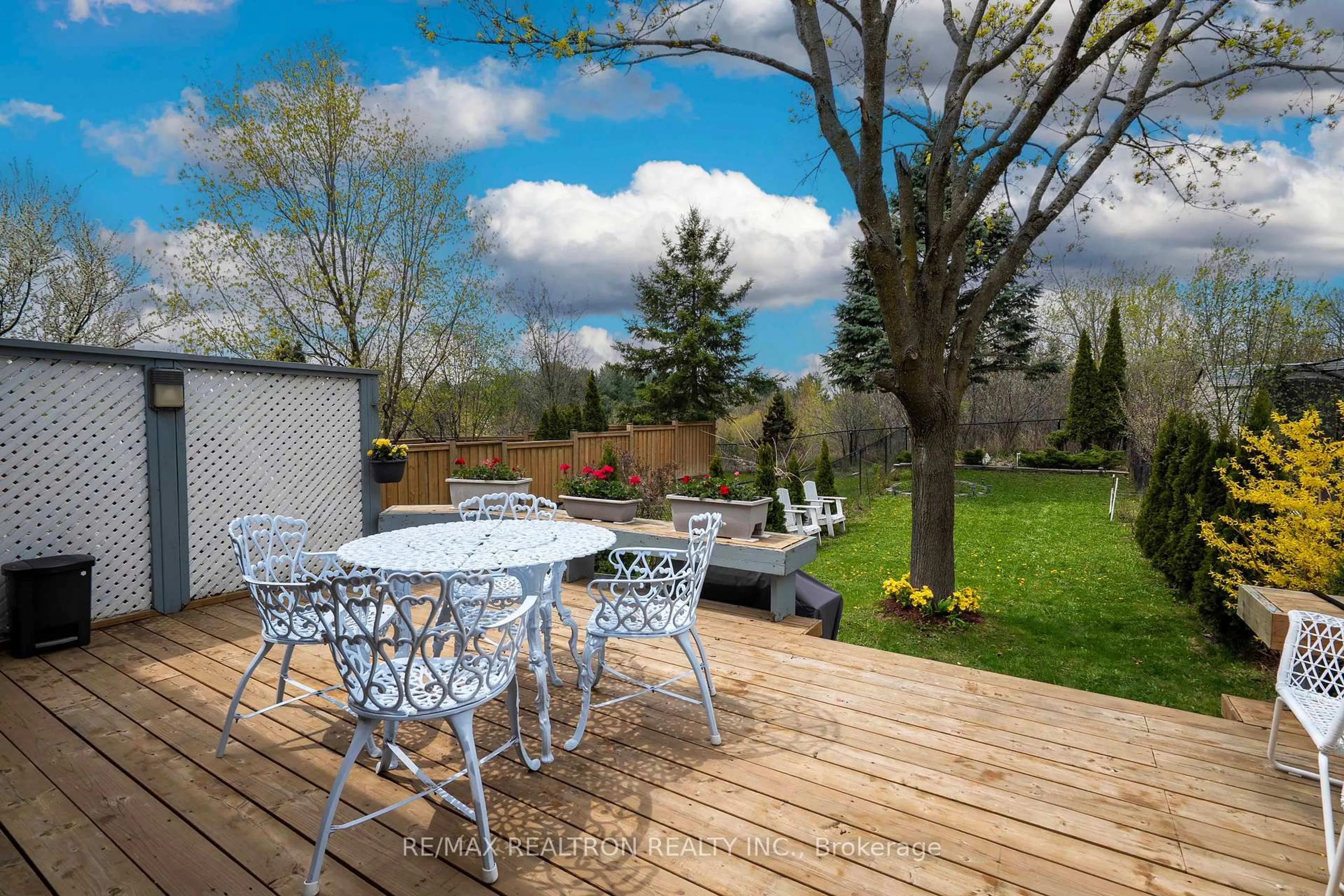 Patio, water/lake/river/ocean view for 36 Edgemont Crt, Richmond Hill Ontario L4S 2H8