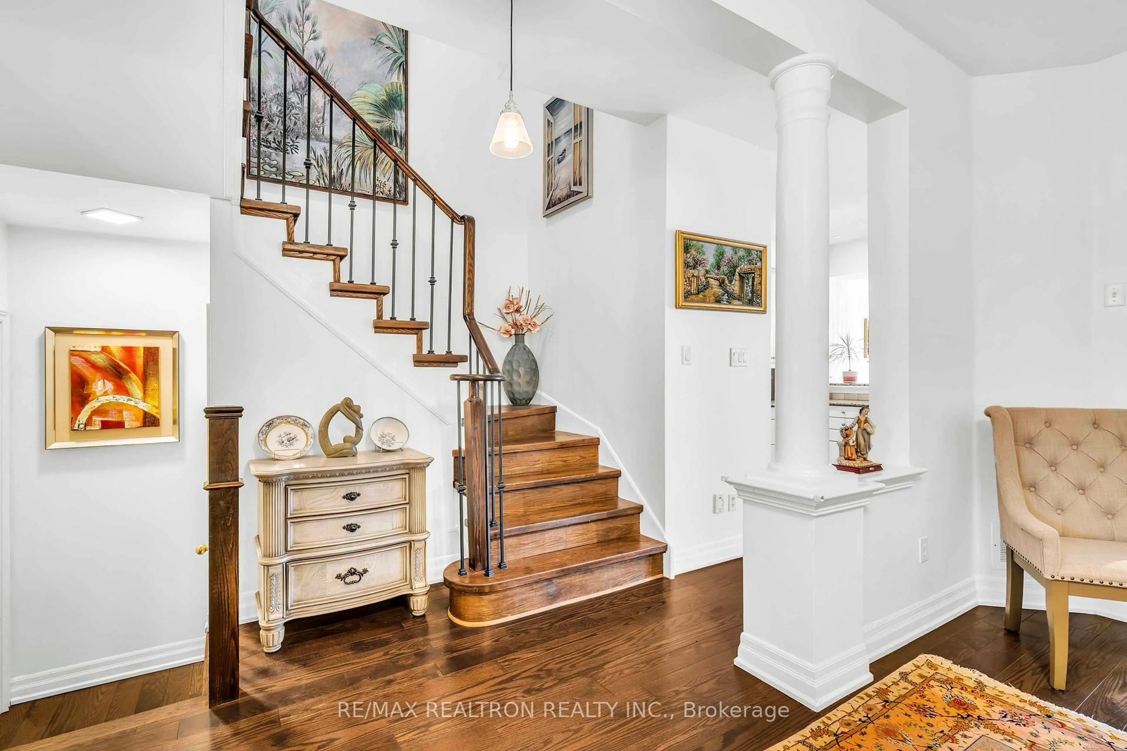 Indoor entryway for 36 Edgemont Crt, Richmond Hill Ontario L4S 2H8