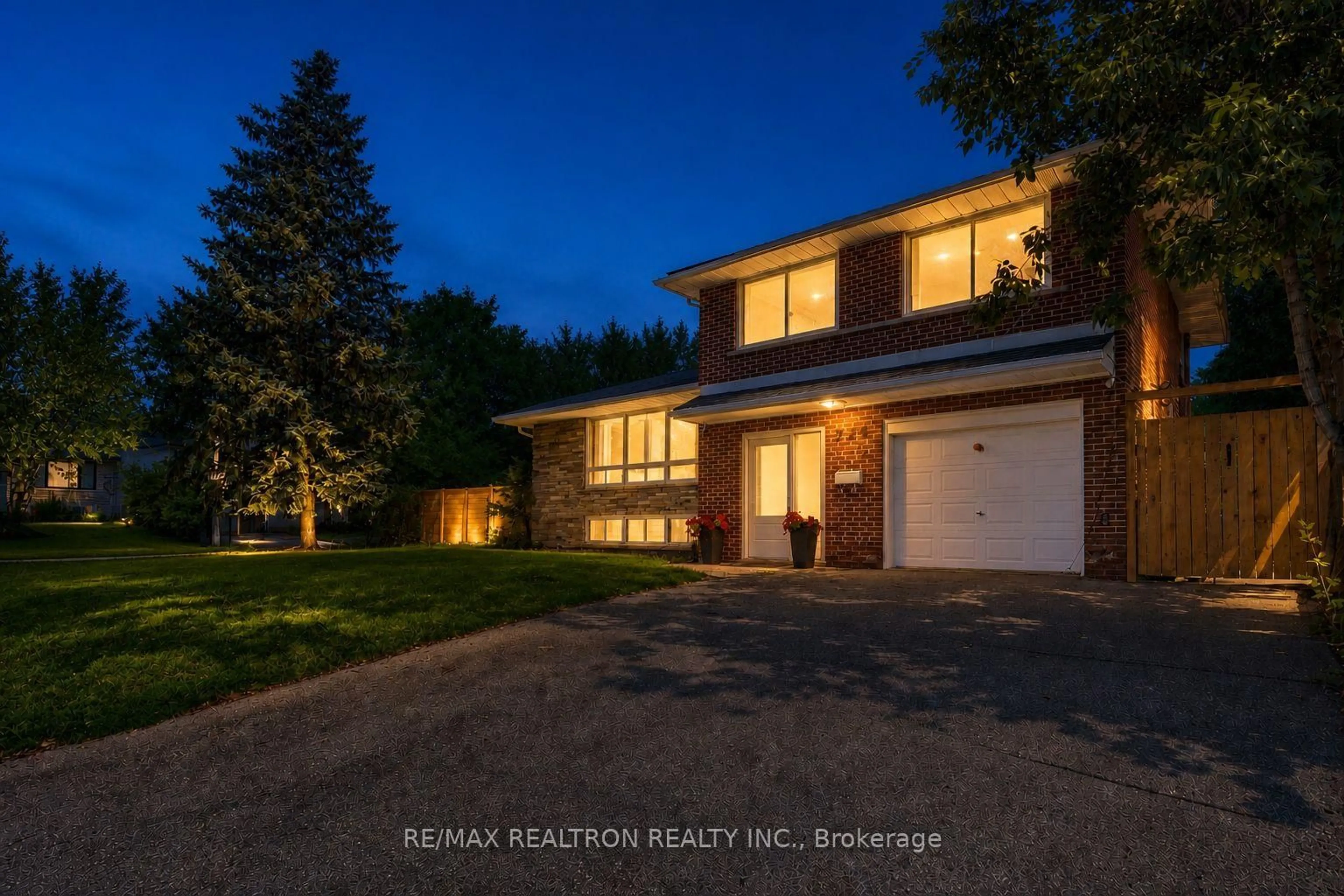 A pic from outside/outdoor area/front of a property/back of a property/a pic from drone, unknown for 249 Tampico Rd, Richmond Hill Ontario L4C 4R8
