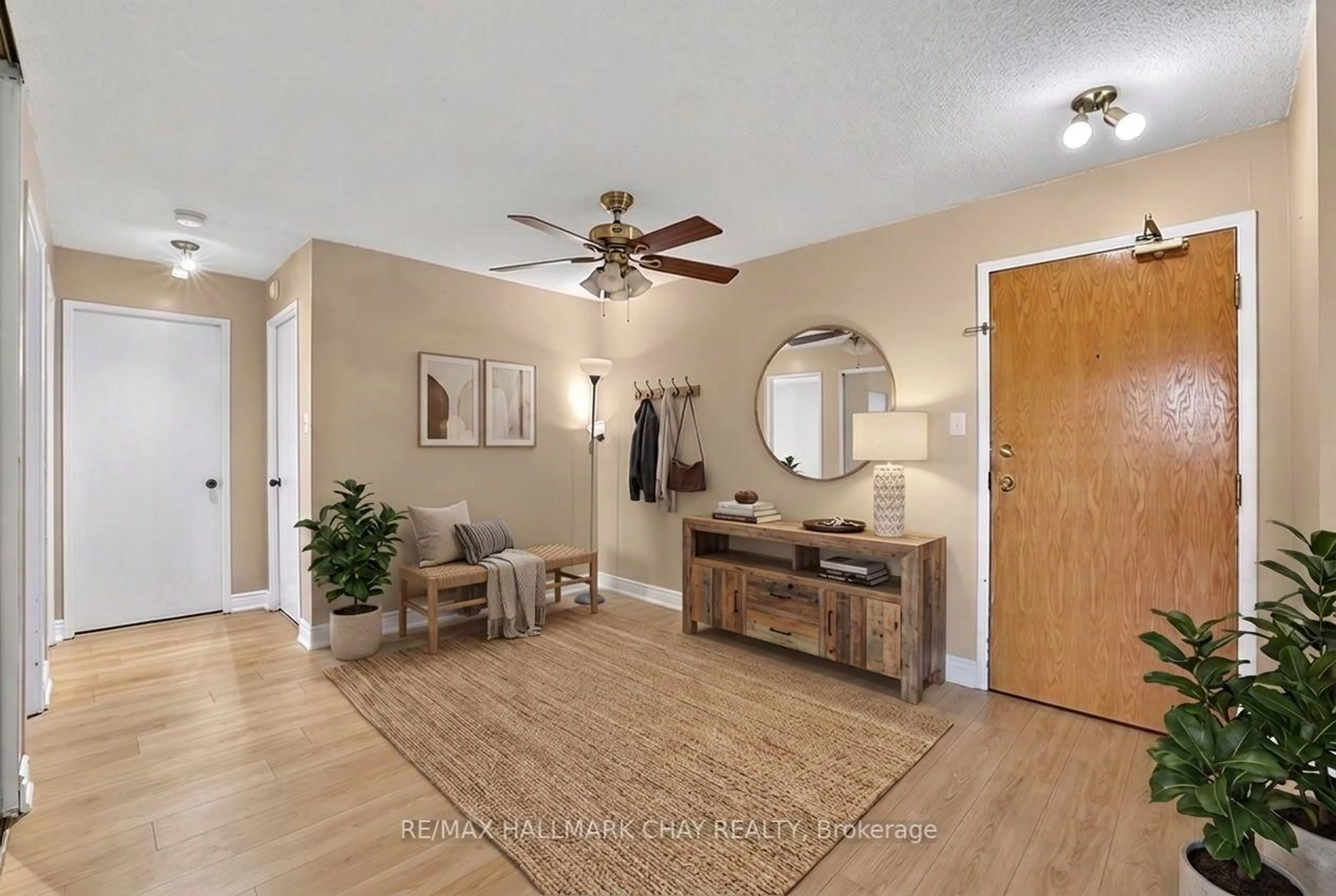 Indoor entryway for 326 Major Mackenzie Dr #705, Richmond Hill Ontario L4C 8T4