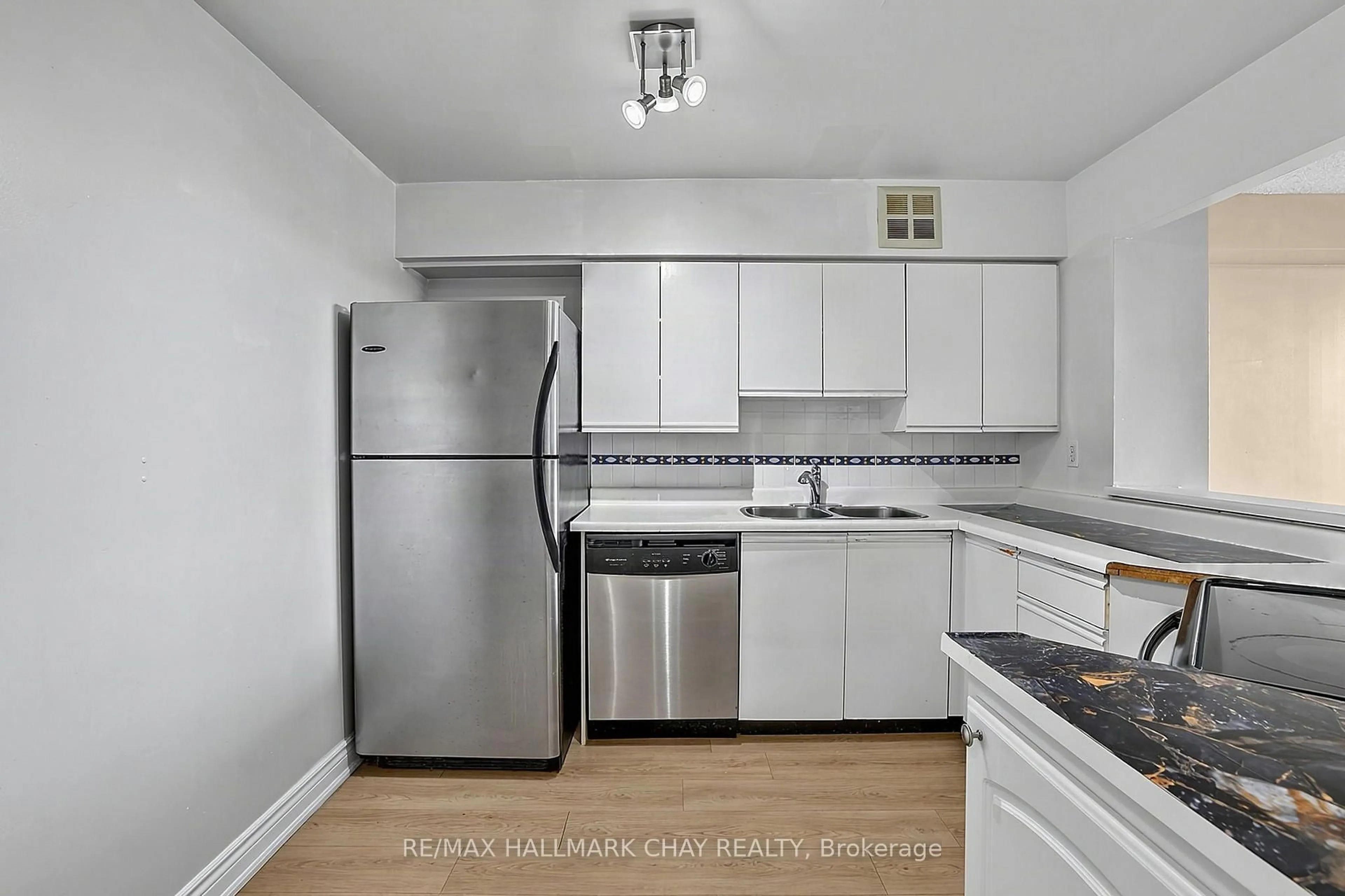 Standard kitchen, unknown for 326 Major Mackenzie Dr #705, Richmond Hill Ontario L4C 8T4