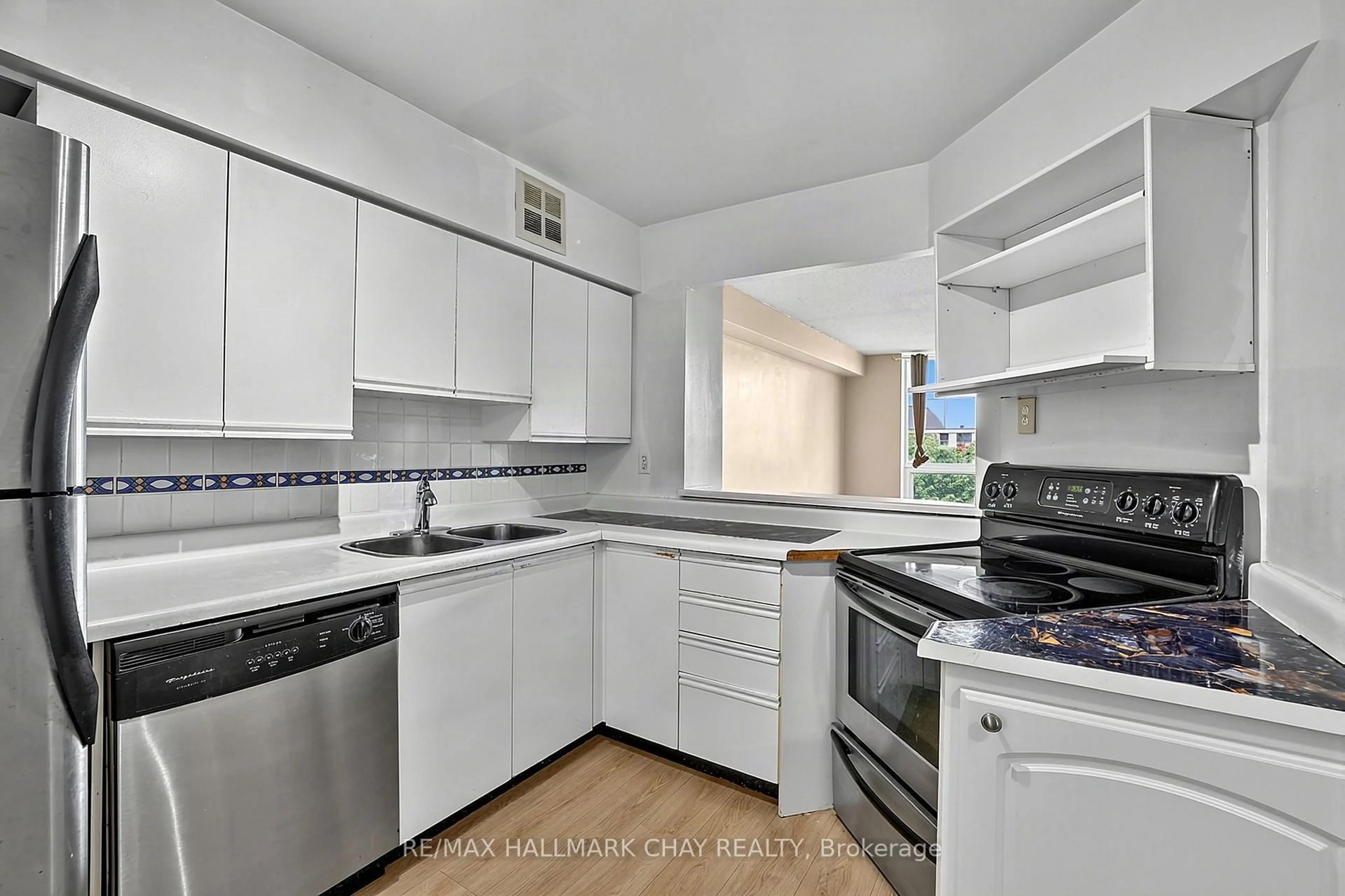 Standard kitchen, ceramic/tile floor for 326 Major Mackenzie Dr #705, Richmond Hill Ontario L4C 8T4