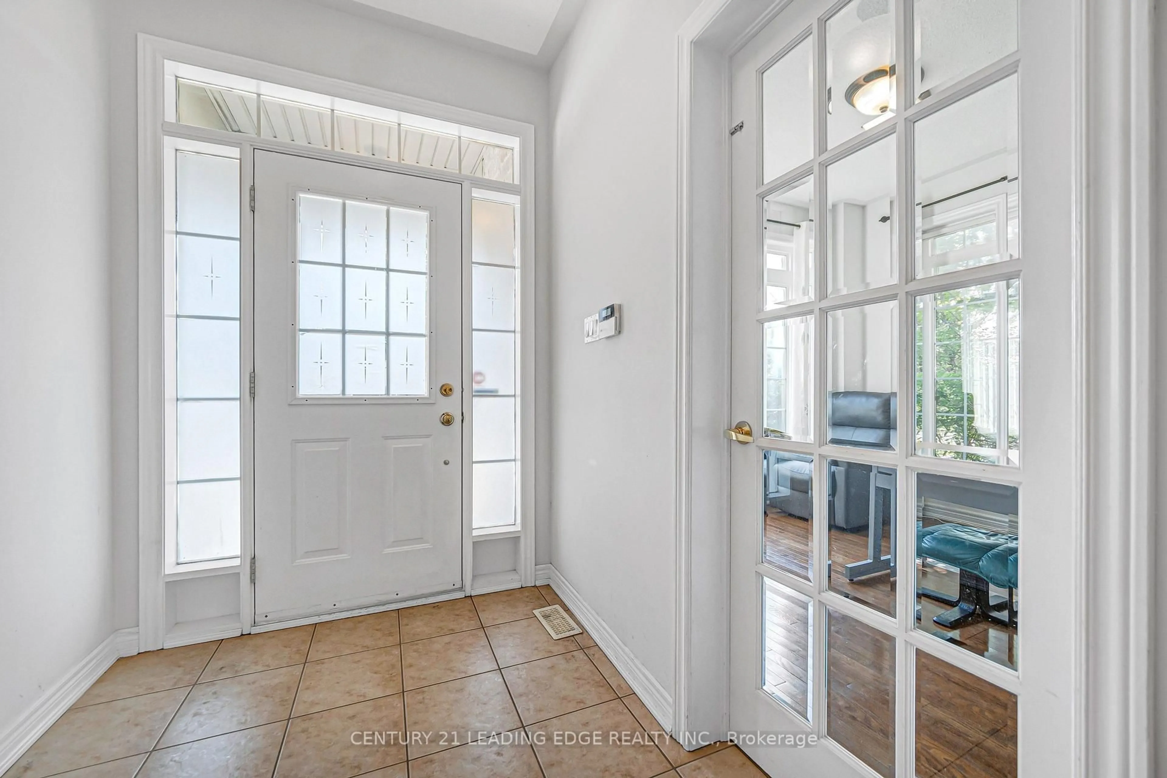Indoor entryway for 180 Coltrane Dr, Vaughan Ontario L4J 9B4