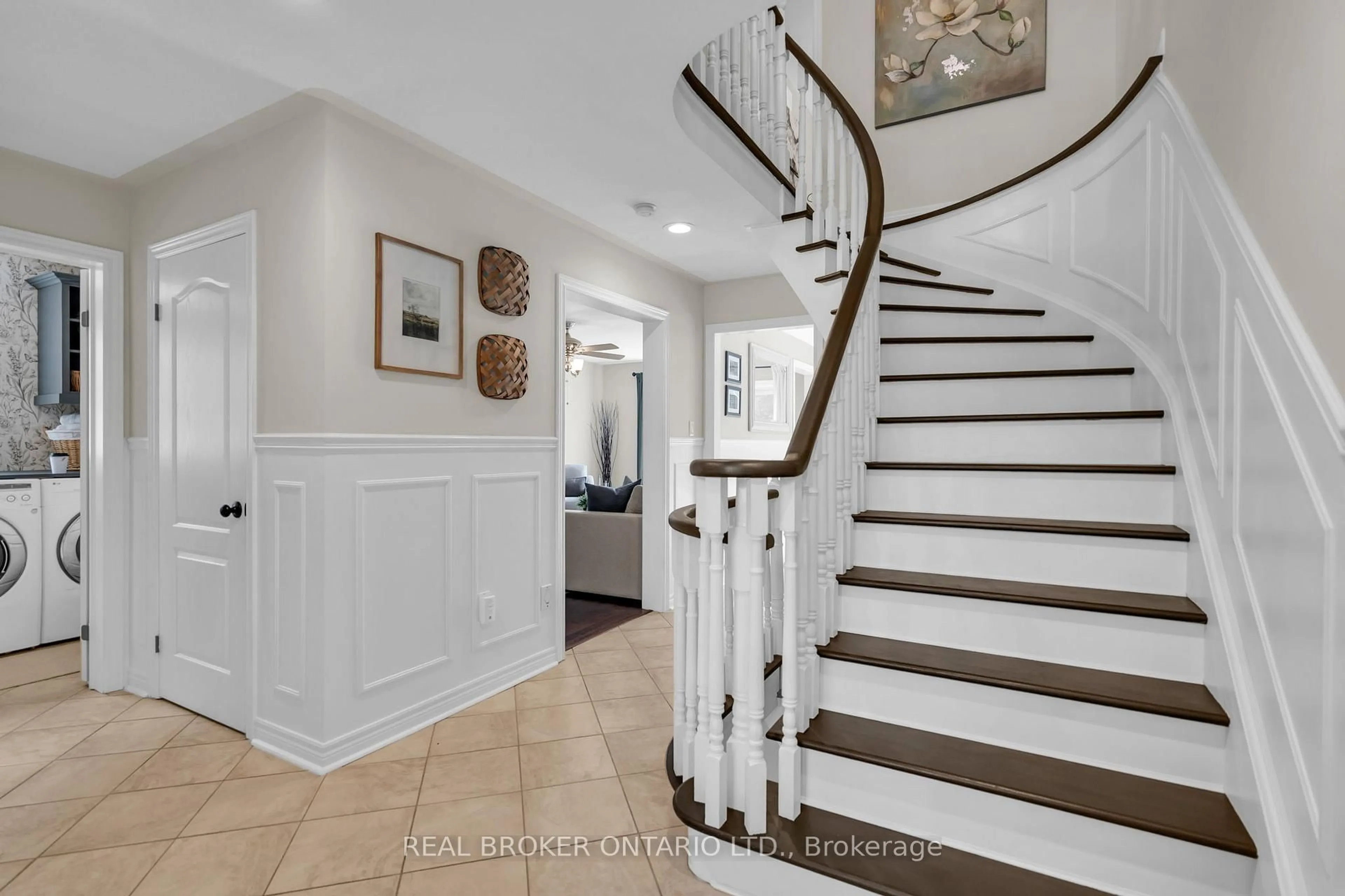Indoor entryway for 5 Amberview Dr, Georgina Ontario L4P 3X6