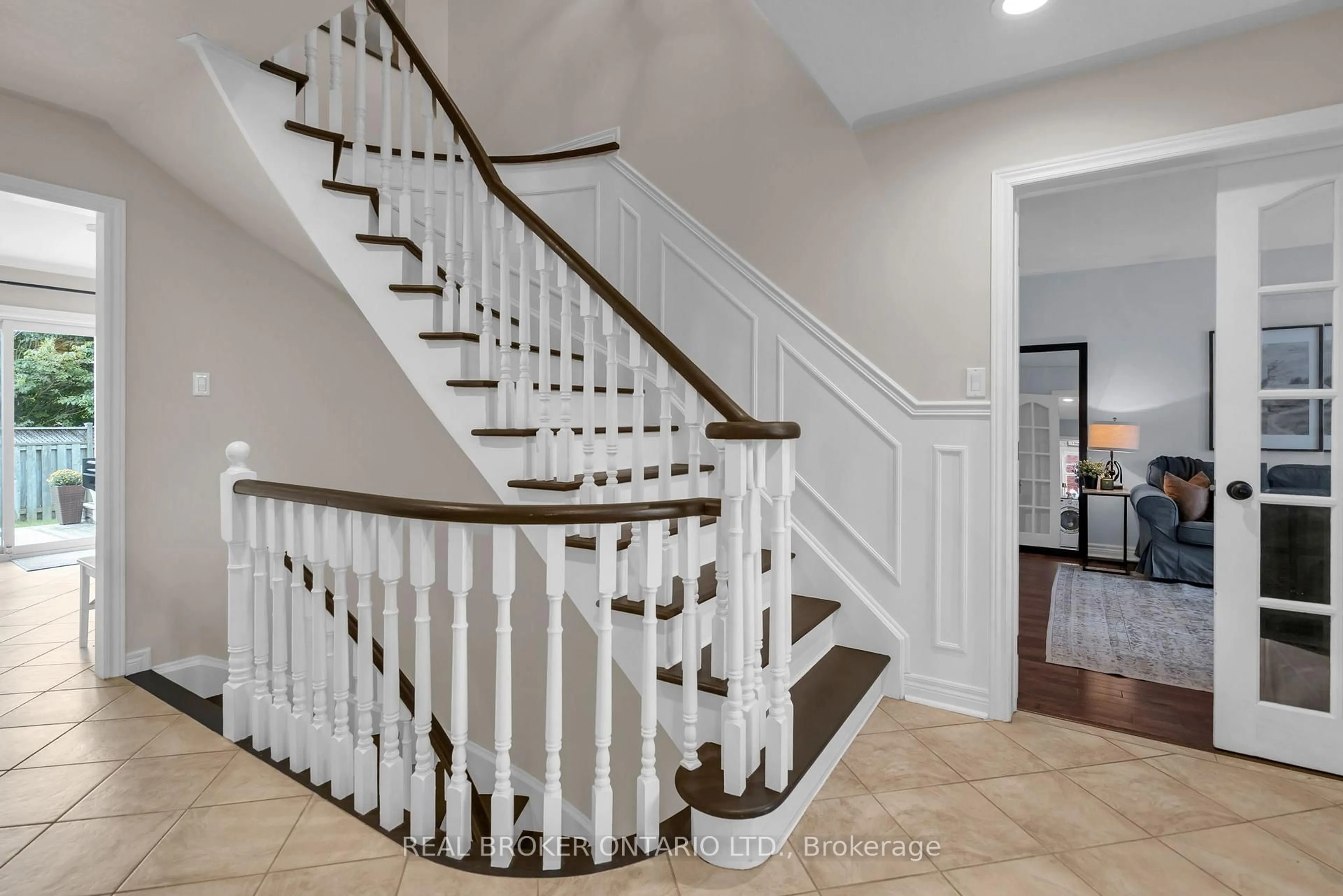 Stairs for 5 Amberview Dr, Georgina Ontario L4P 3X6