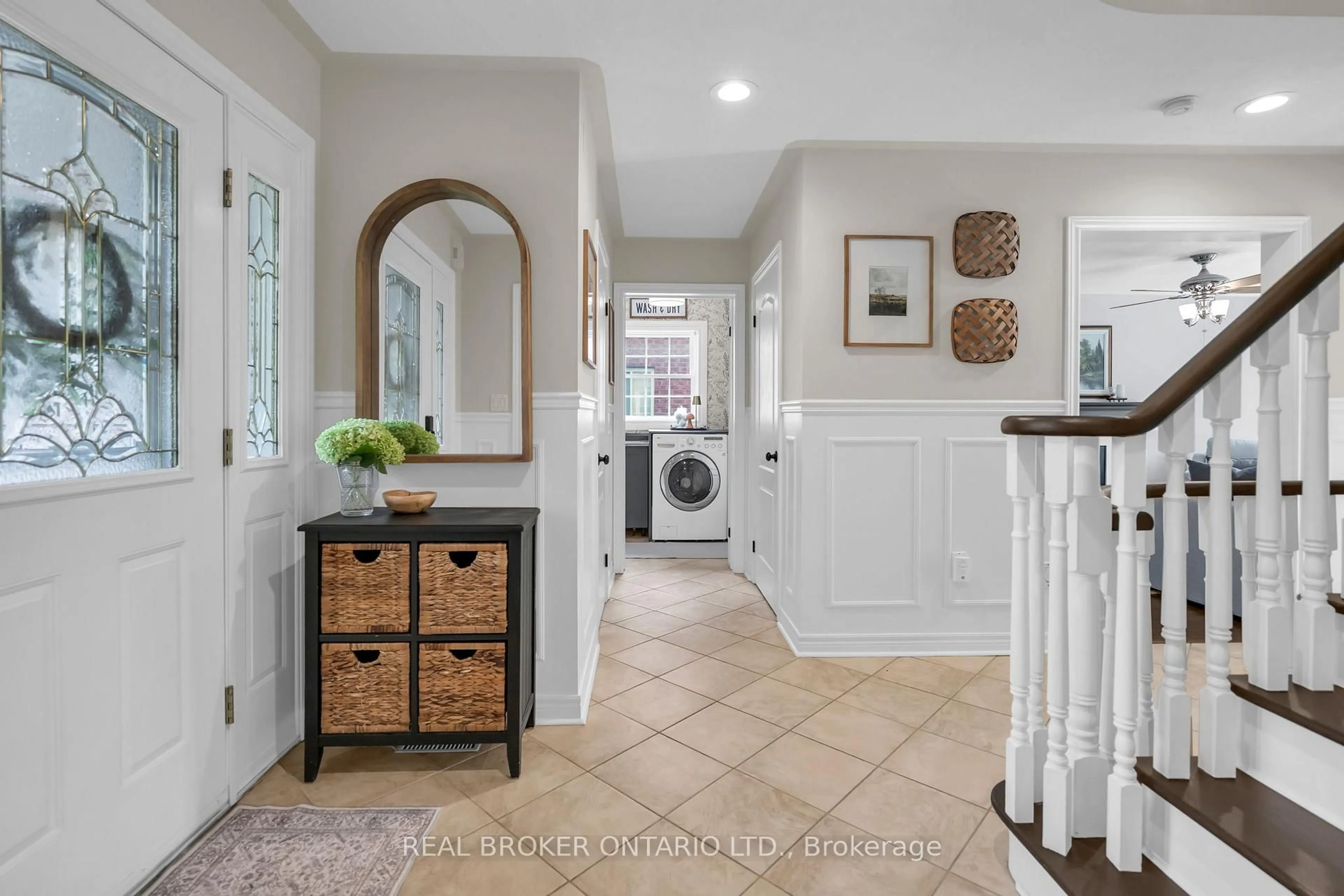 Indoor entryway for 5 Amberview Dr, Georgina Ontario L4P 3X6