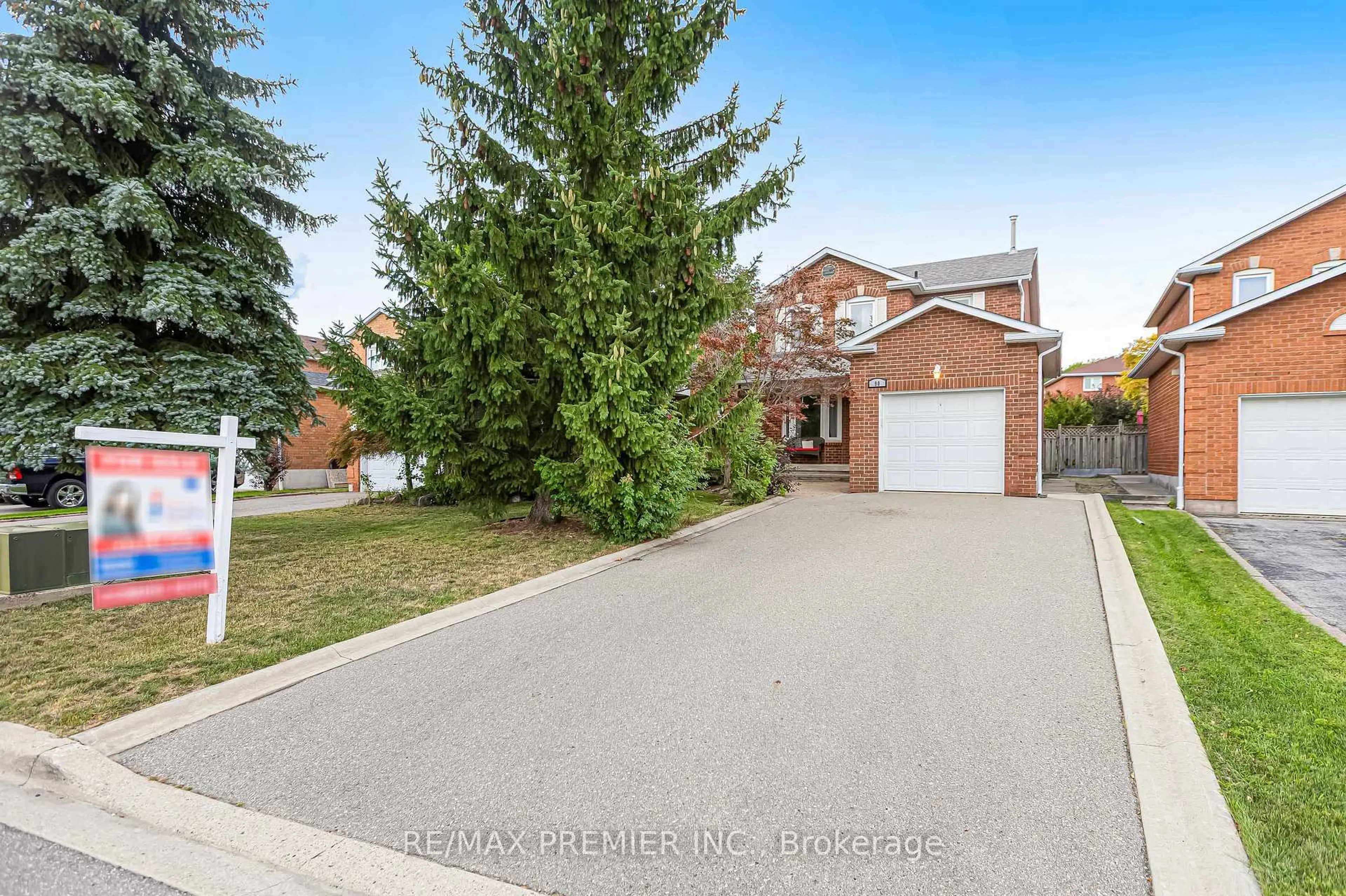 A pic from outside/outdoor area/front of a property/back of a property/a pic from drone, street for 90 Pentland Cres, Vaughan Ontario L6A 1T5