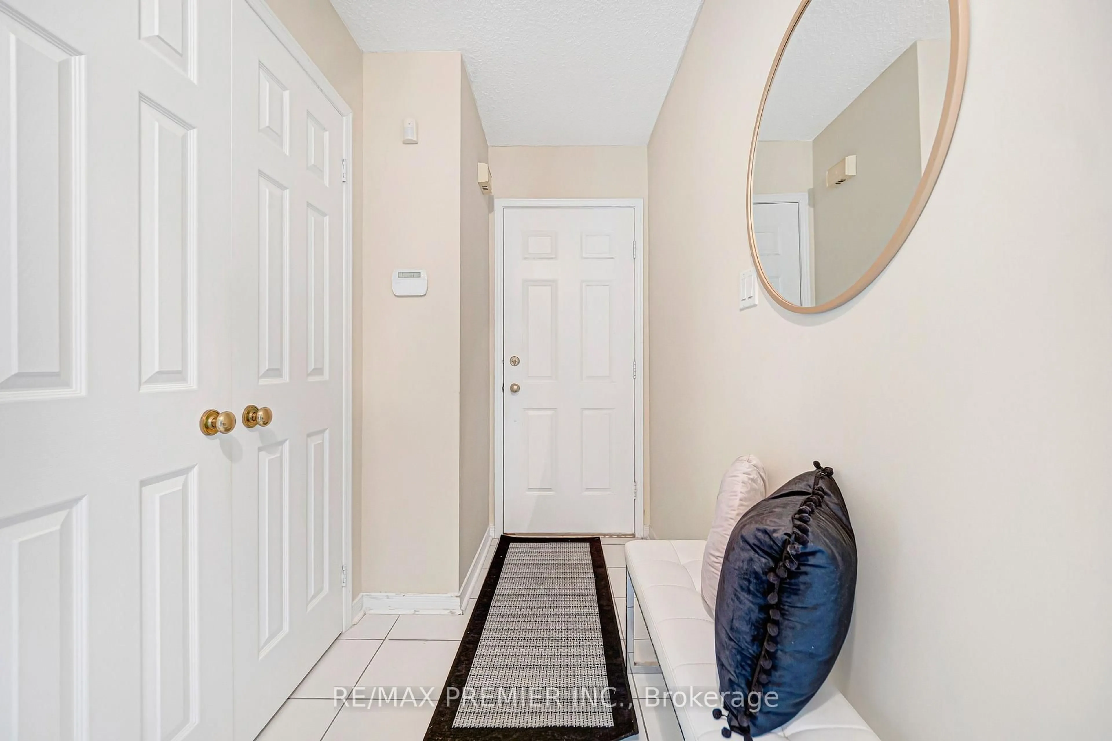 Indoor entryway for 90 Pentland Cres, Vaughan Ontario L6A 1T5