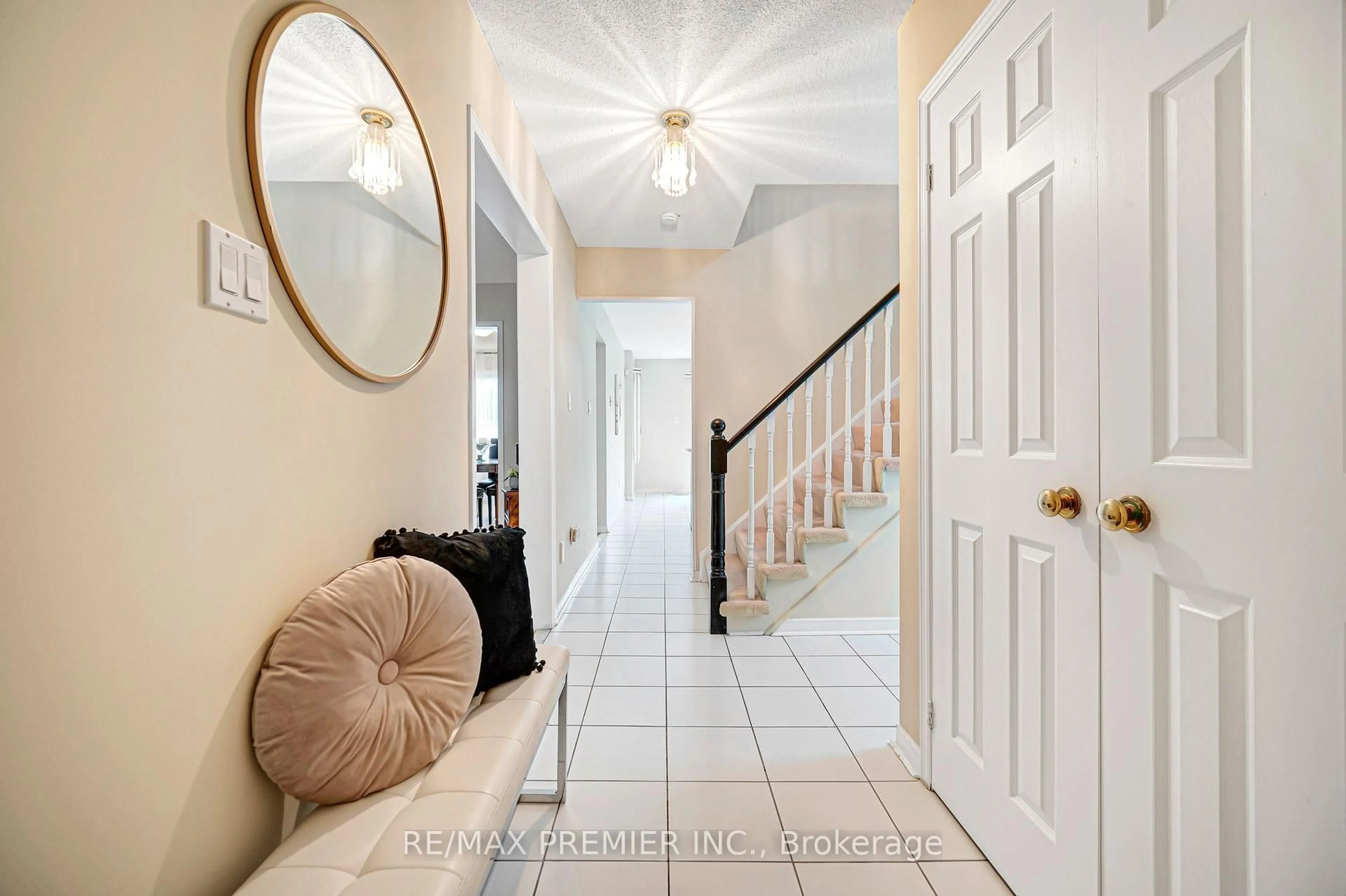 Indoor entryway for 90 Pentland Cres, Vaughan Ontario L6A 1T5