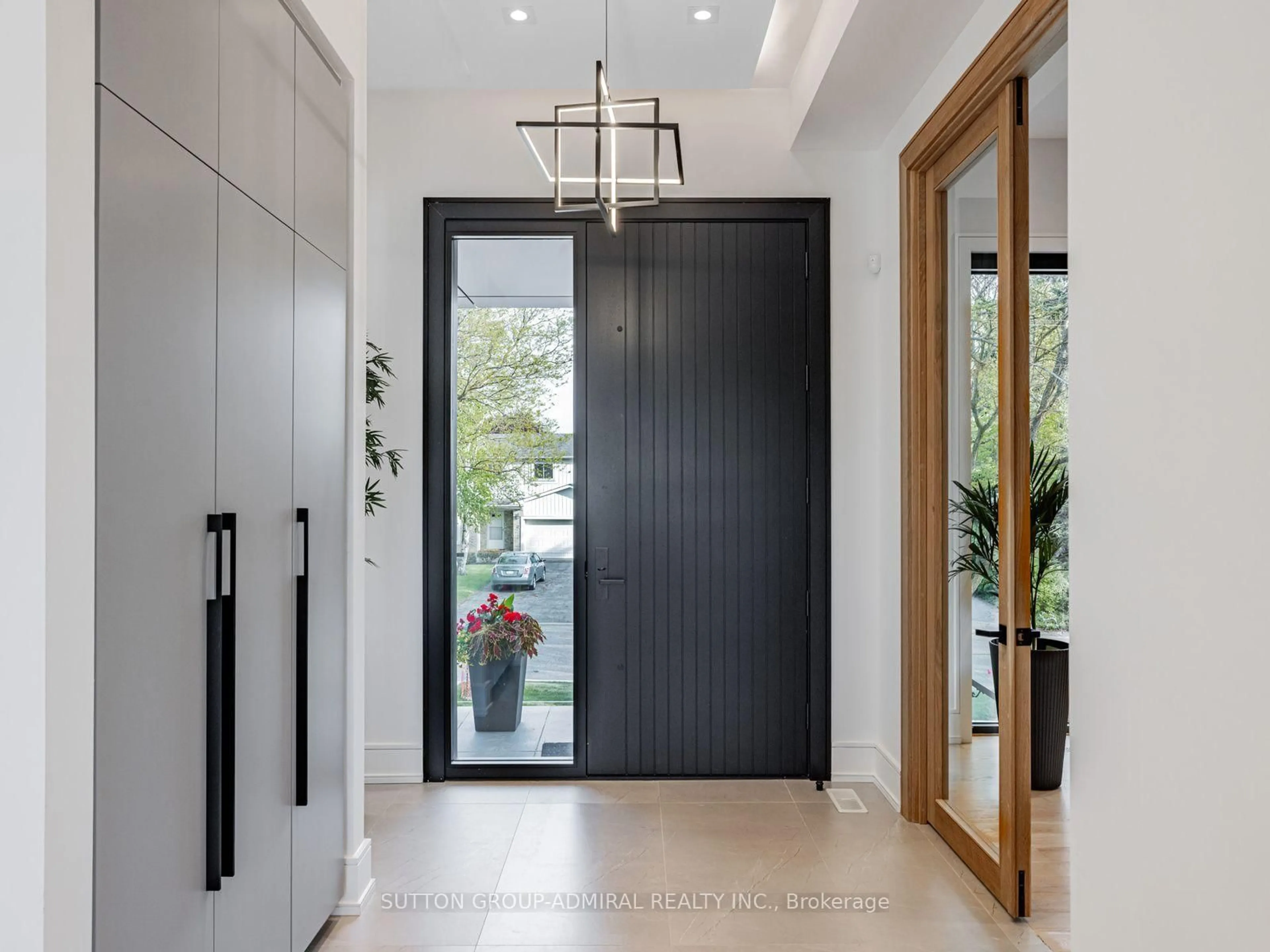 Indoor entryway for 16 Sanderson Cres, Richmond Hill Ontario L4C 5L4