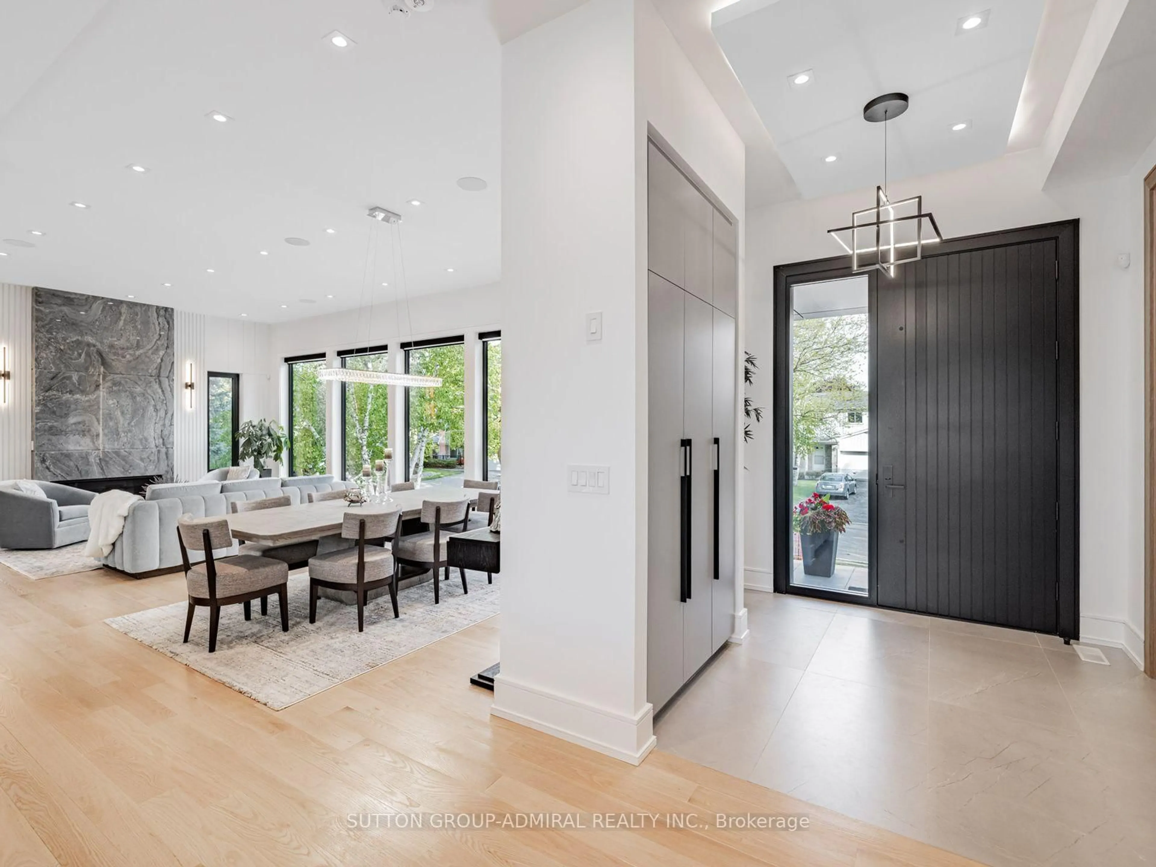Indoor entryway for 16 Sanderson Cres, Richmond Hill Ontario L4C 5L4