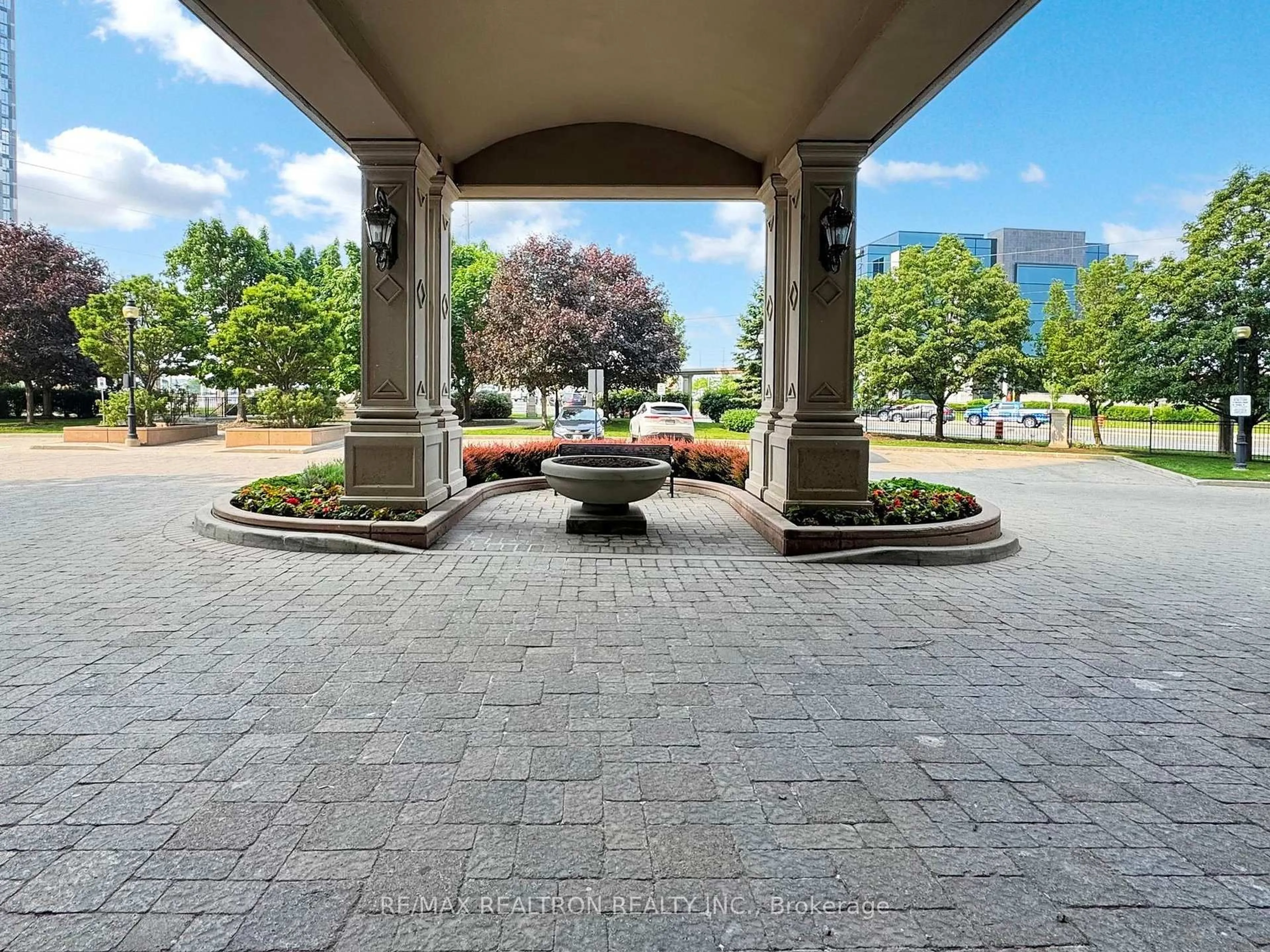 Patio, street for 9225 Jane St #401, Vaughan Ontario L6A 0J7