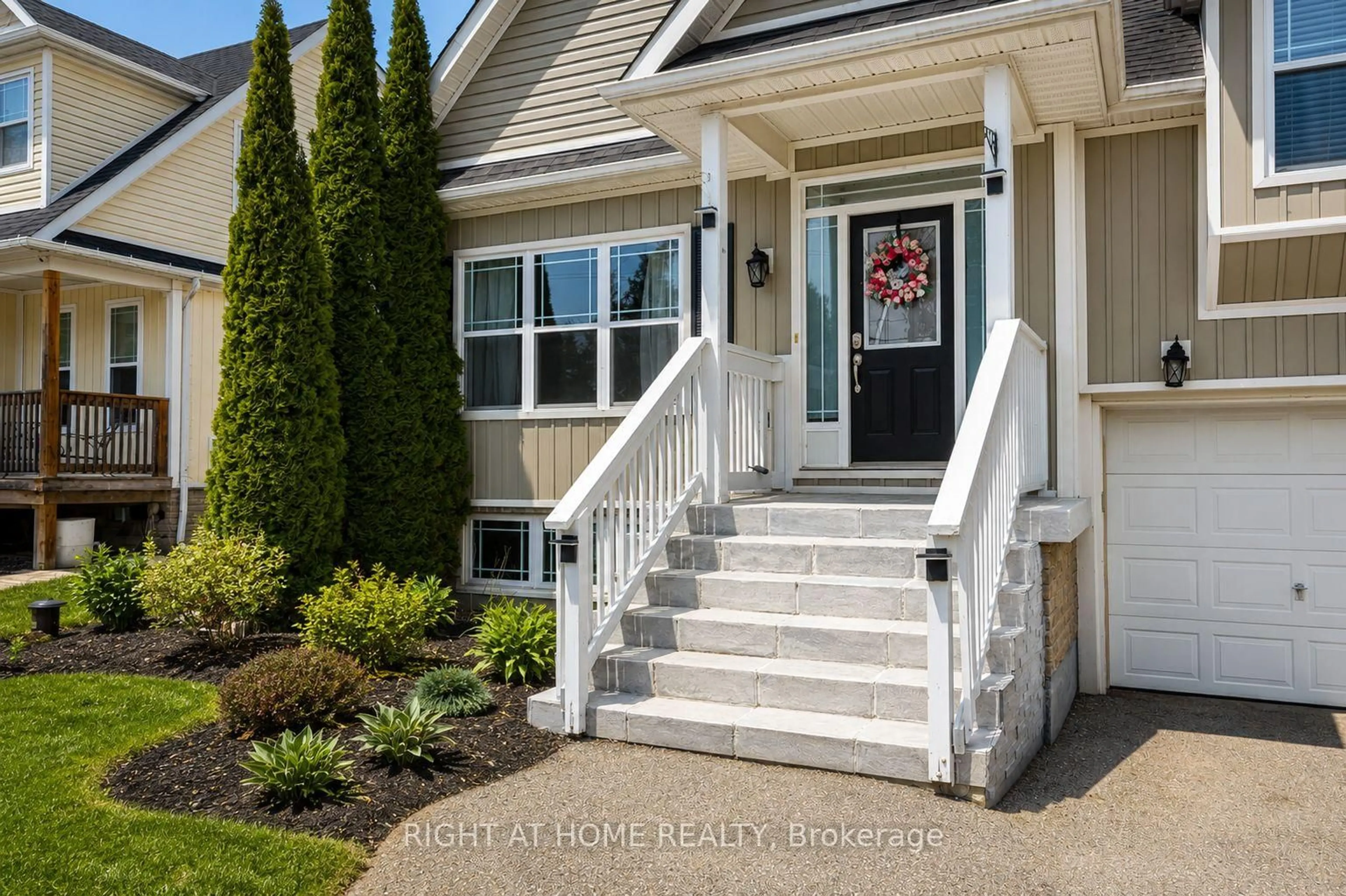 Home with vinyl exterior material, street for 1171 Ewart St, Innisfil Ontario L0L 1C0