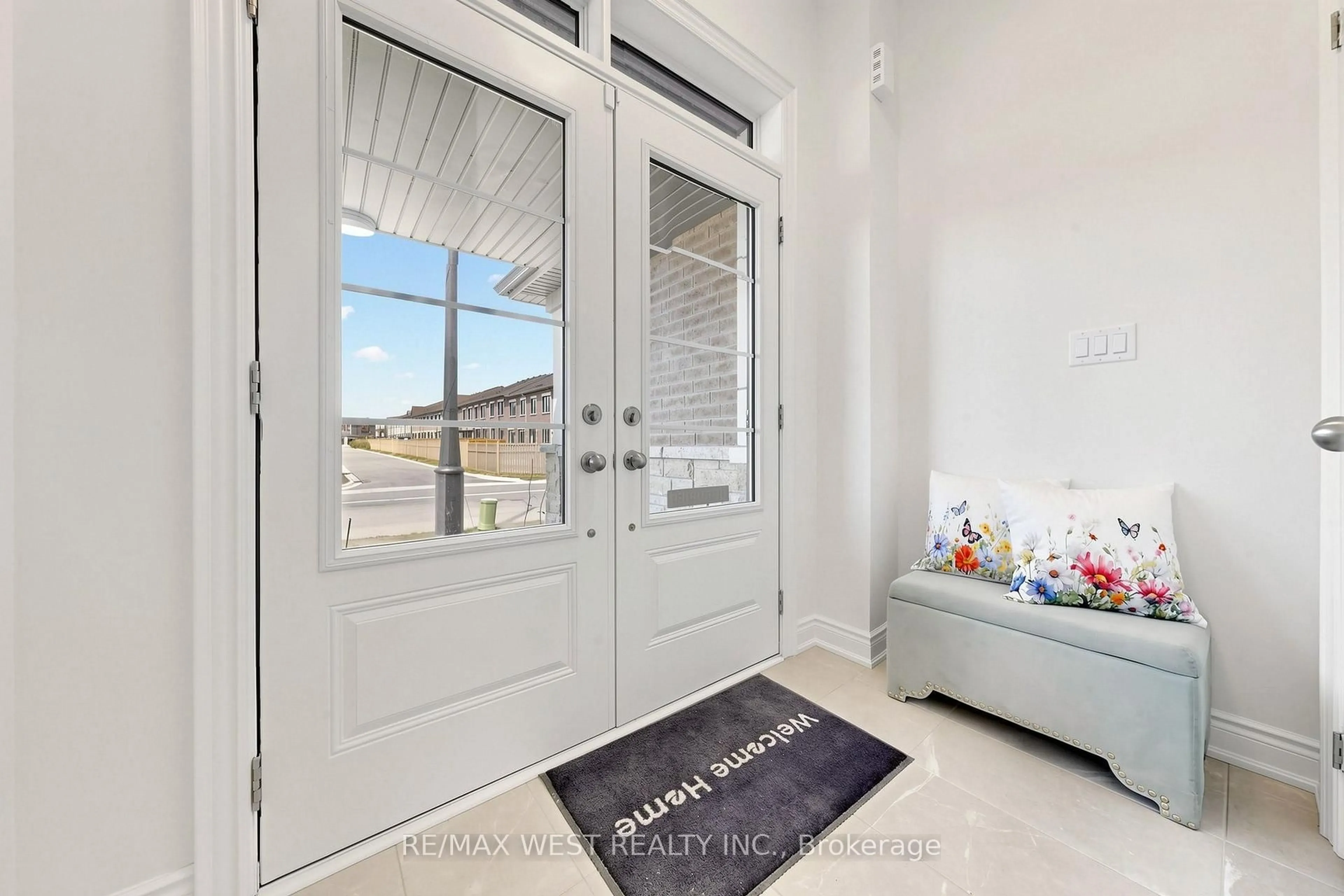 Indoor entryway for 15 Kinloss St, Vaughan Ontario L4H 5J6