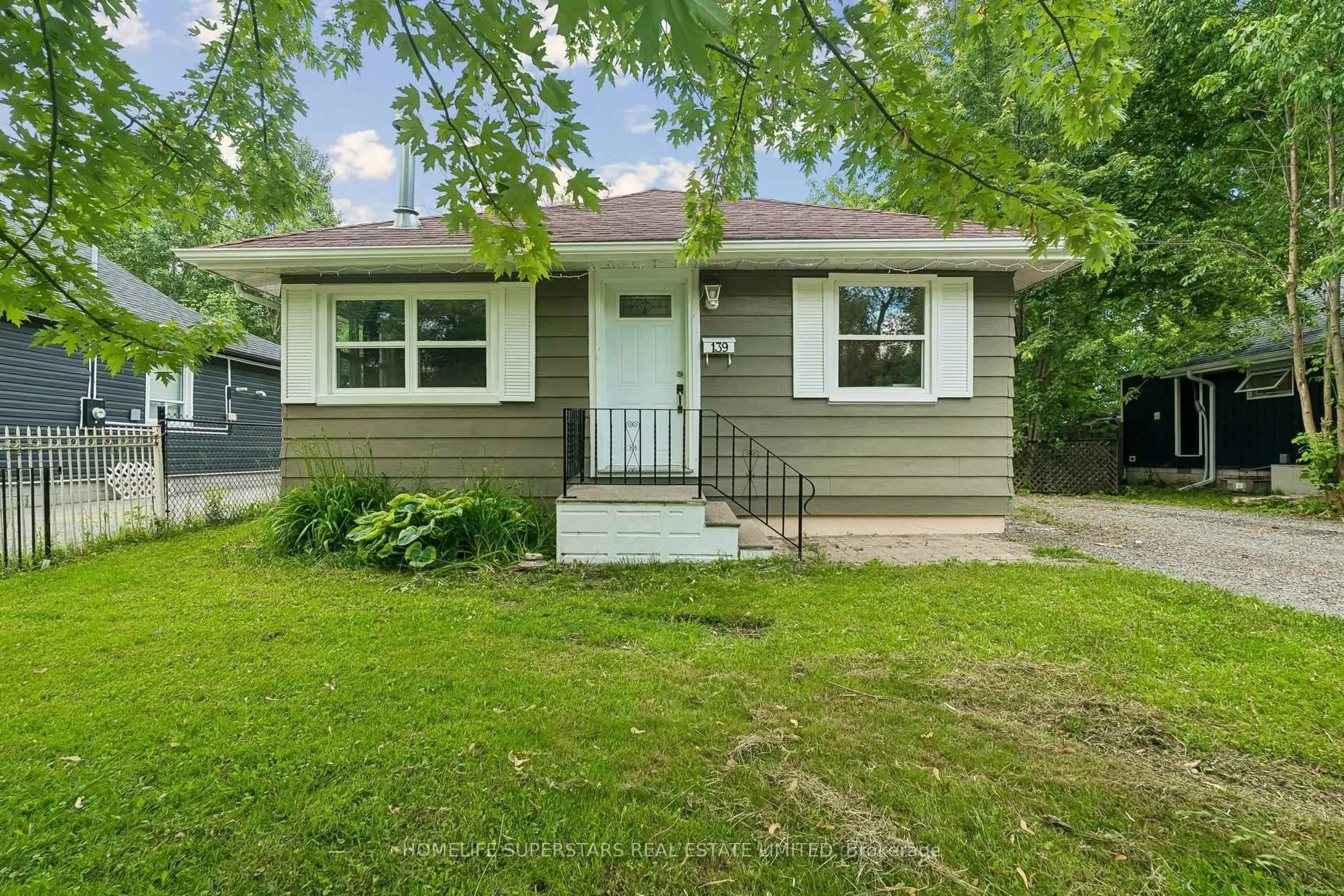 Home with vinyl exterior material, street for 139 Cooks Bay Dr, Georgina Ontario L4P 2M2