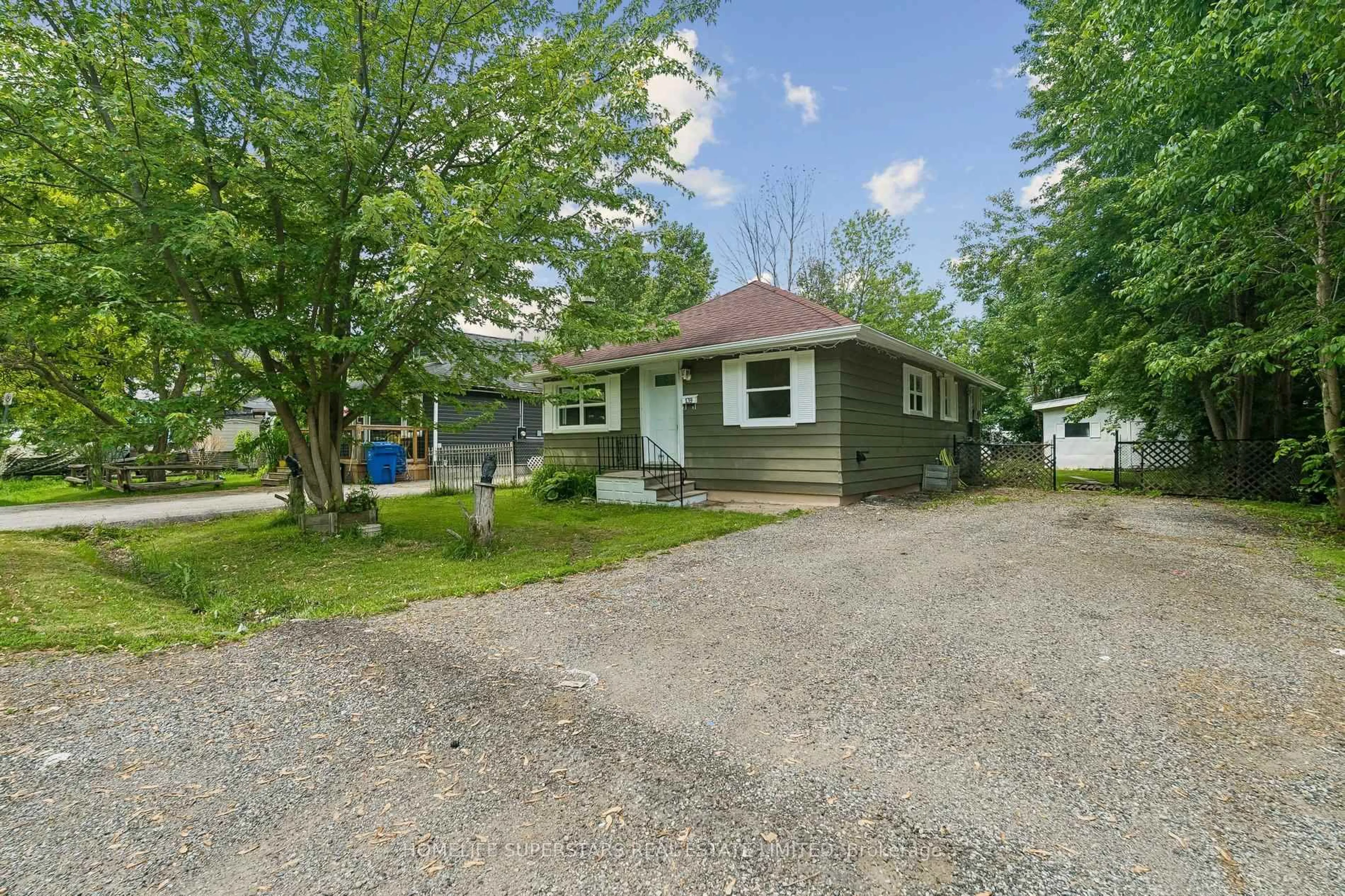 A pic from outside/outdoor area/front of a property/back of a property/a pic from drone, street for 139 Cooks Bay Dr, Georgina Ontario L4P 2M2