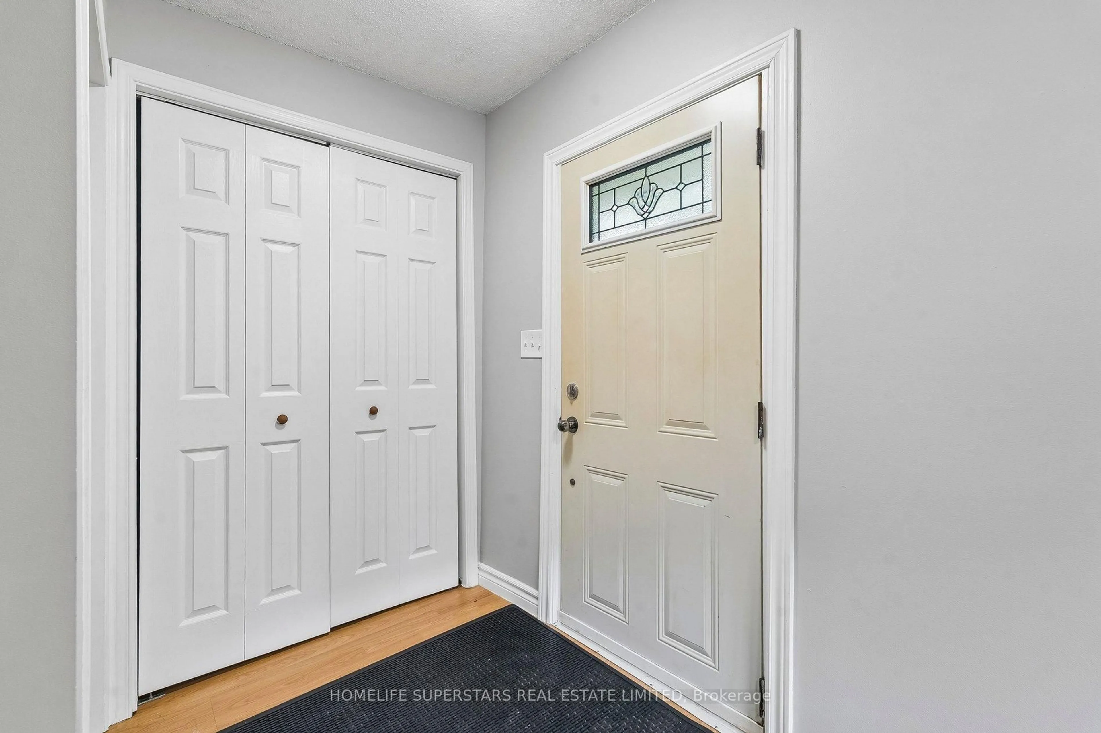 Indoor entryway for 139 Cooks Bay Dr, Georgina Ontario L4P 2M2