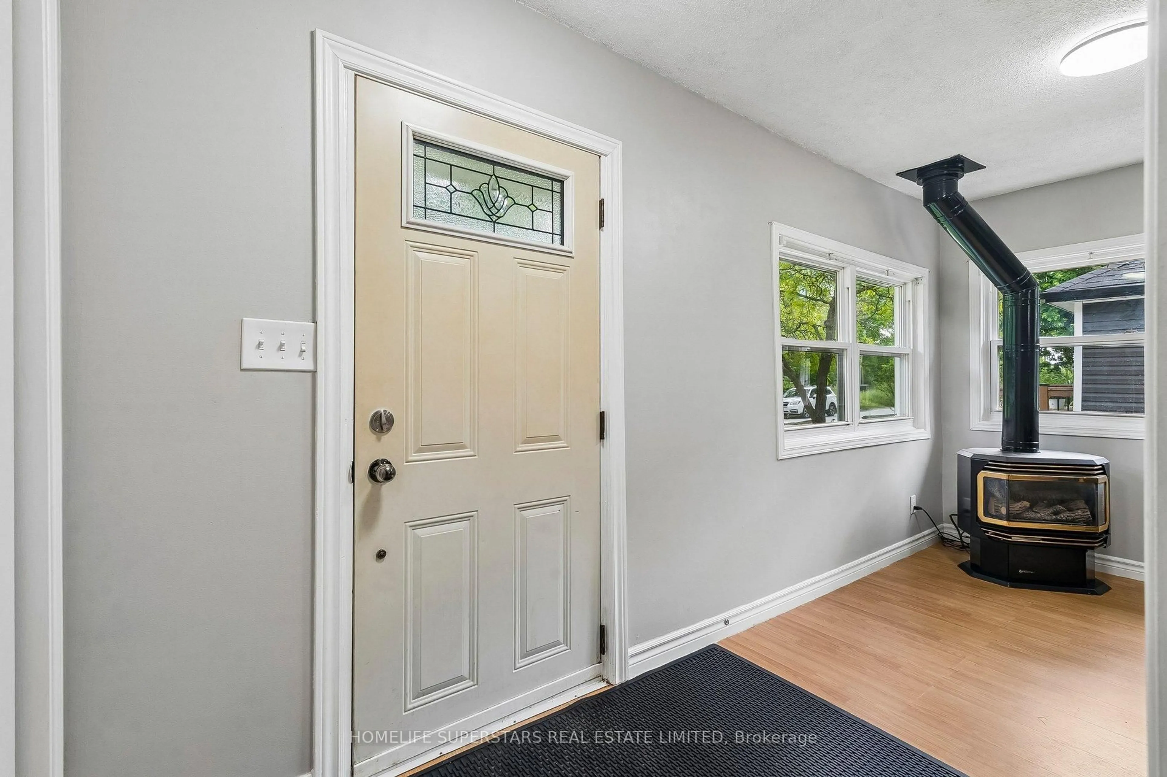 Indoor entryway for 139 Cooks Bay Dr, Georgina Ontario L4P 2M2
