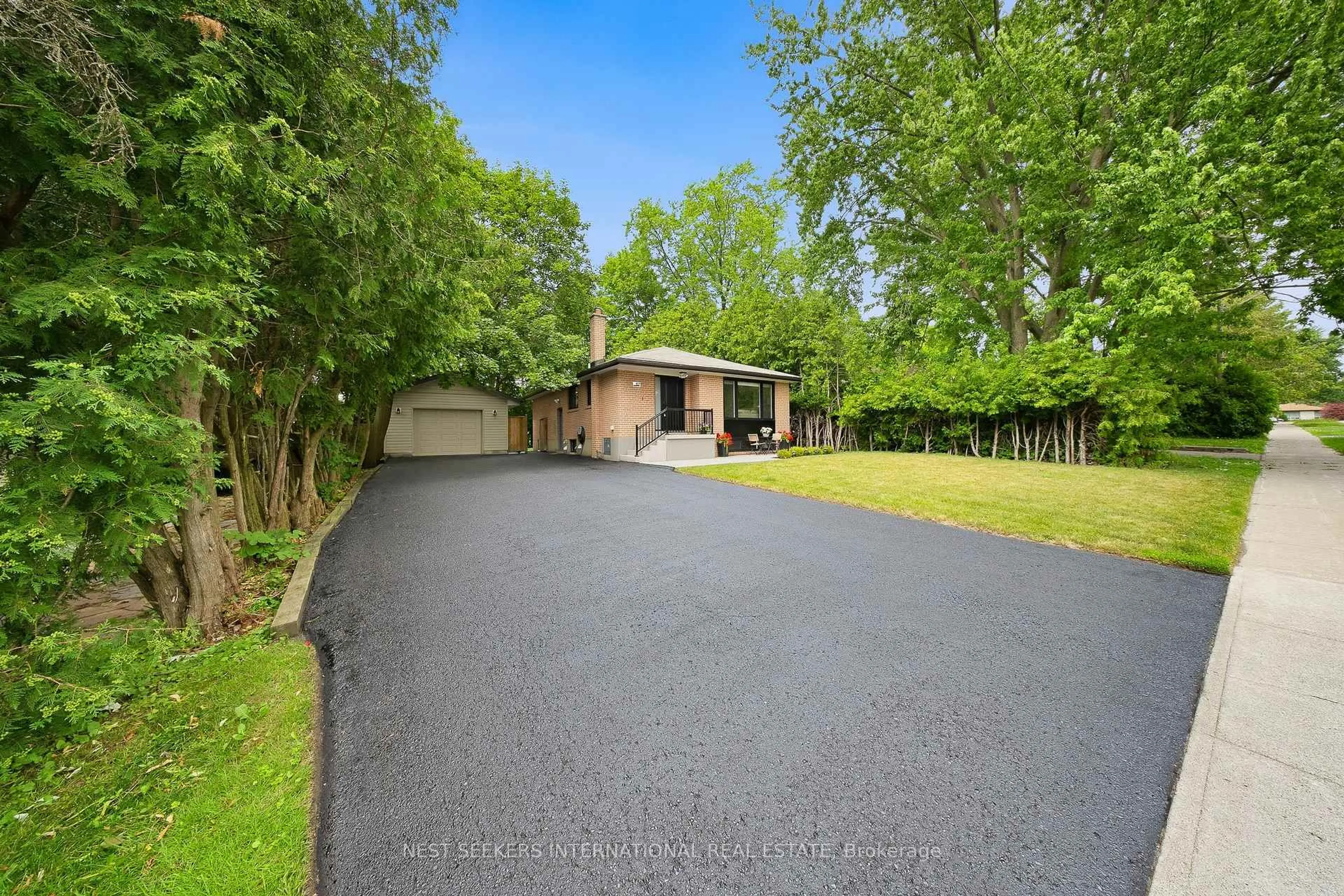 A pic from outside/outdoor area/front of a property/back of a property/a pic from drone, unknown for 67 Foreht Cres, Aurora Ontario L4G 3E9