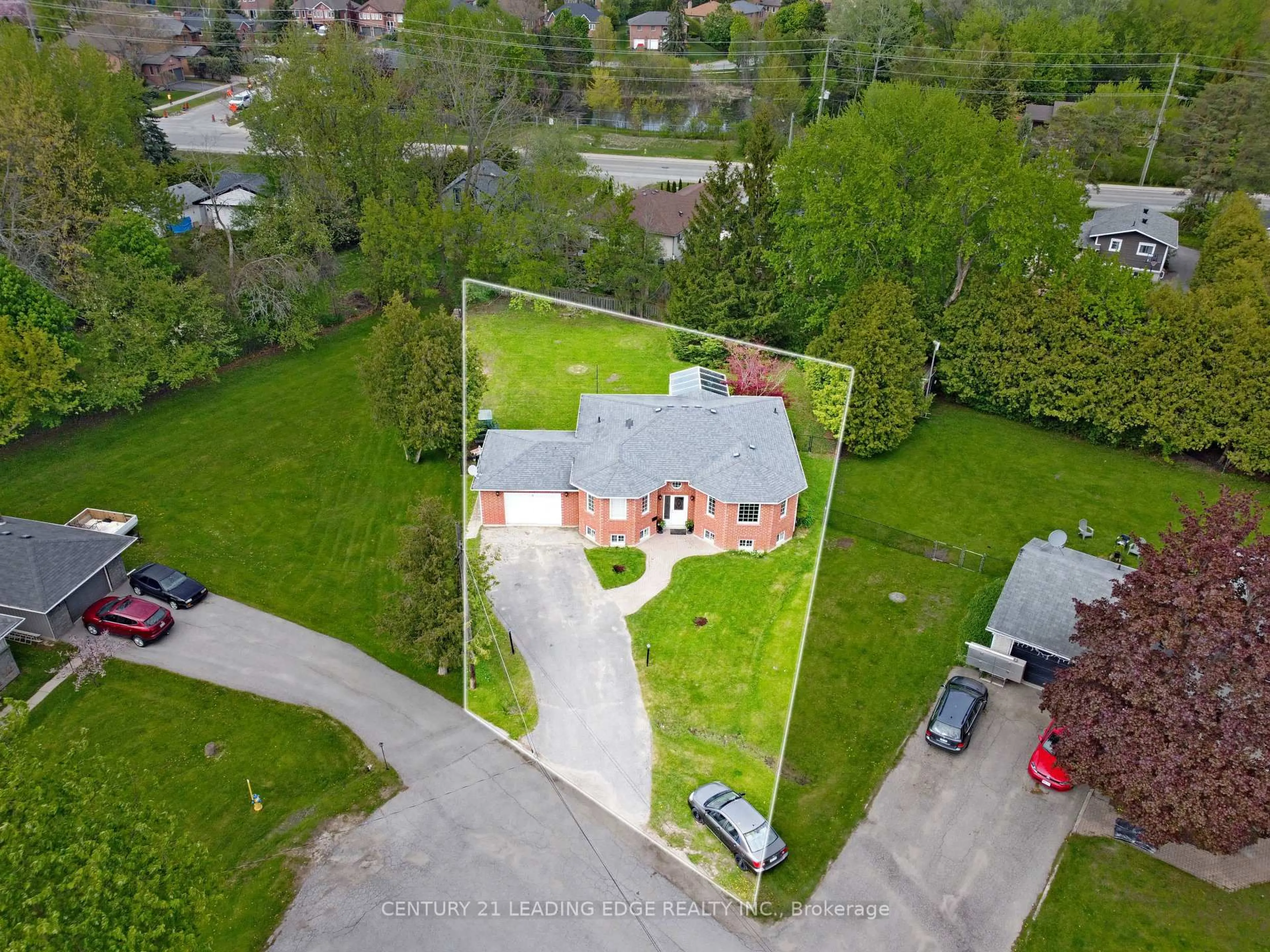 A pic from outside/outdoor area/front of a property/back of a property/a pic from drone, street for 4 Bay Crt, Georgina Ontario L4P 1B3
