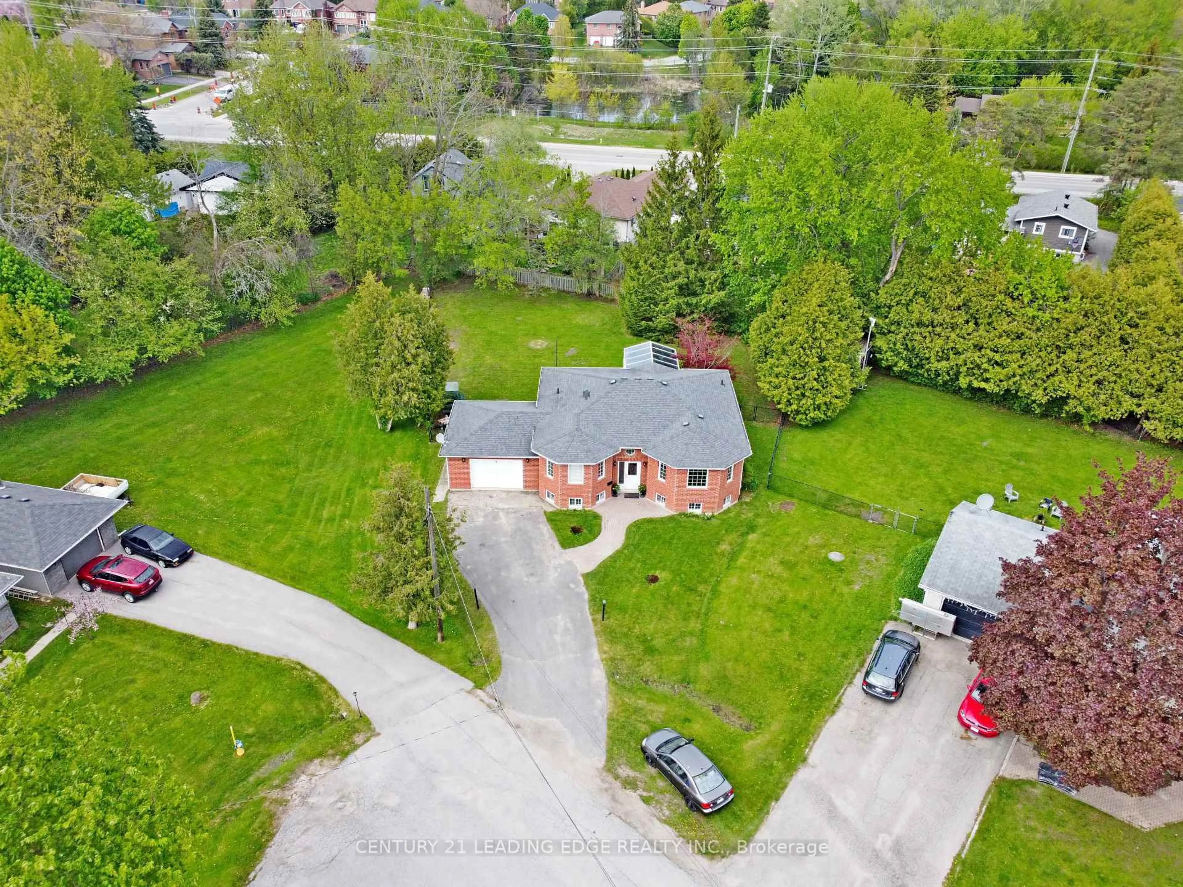 A pic from outside/outdoor area/front of a property/back of a property/a pic from drone, street for 4 Bay Crt, Georgina Ontario L4P 1B3