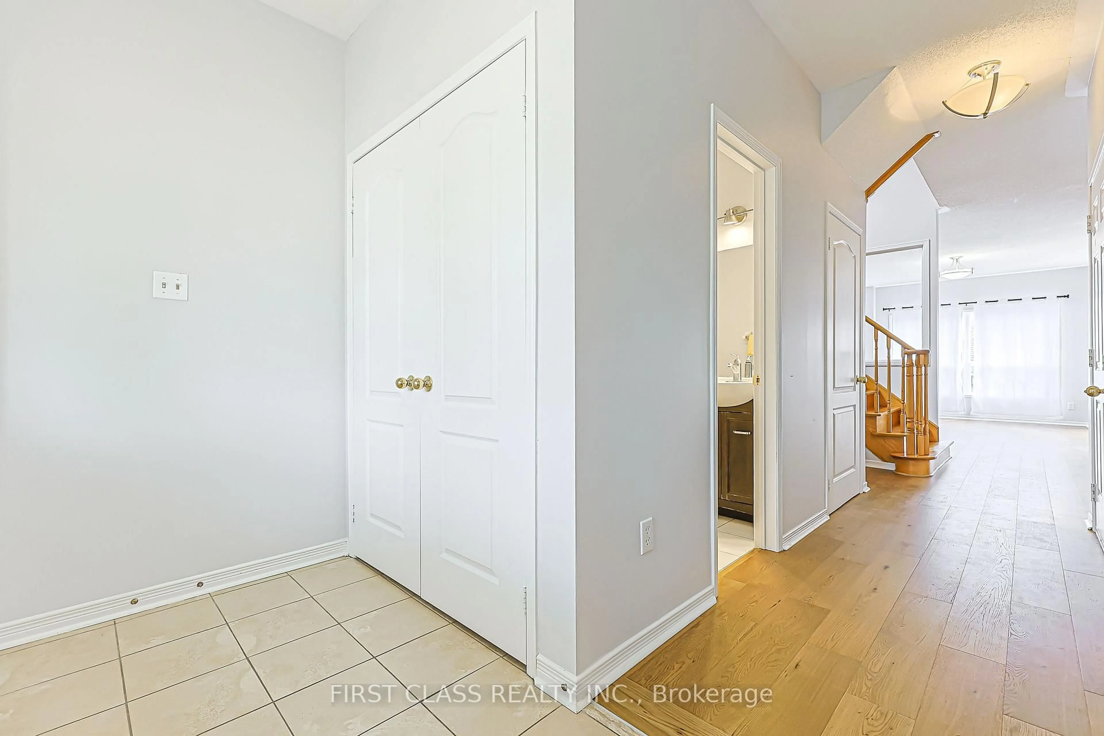 Indoor entryway for 59 Wheelwright Dr, Richmond Hill Ontario L4E 5A1