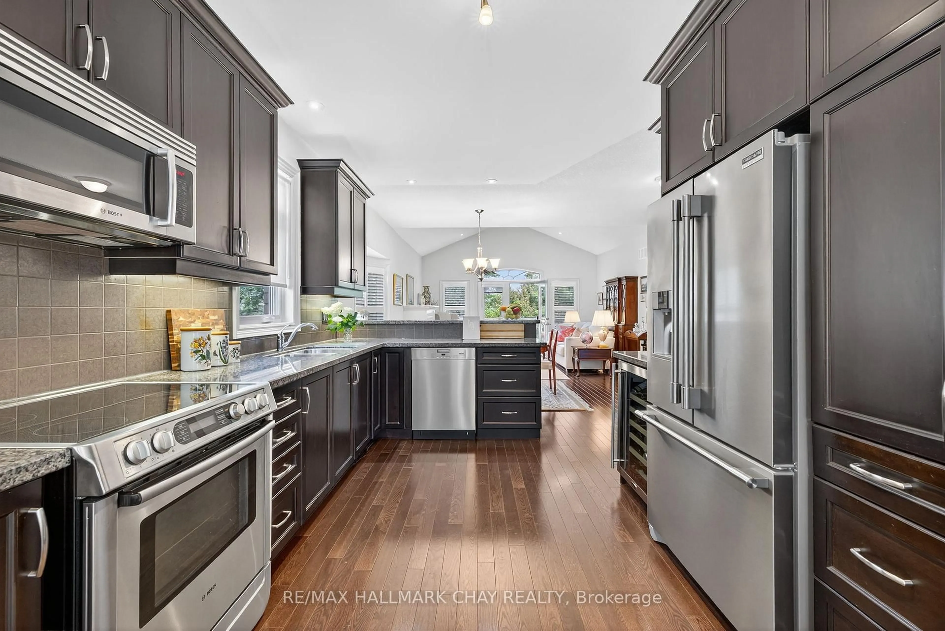 Open concept kitchen, unknown for 199 Ridge Way, New Tecumseth Ontario L9R 0K5