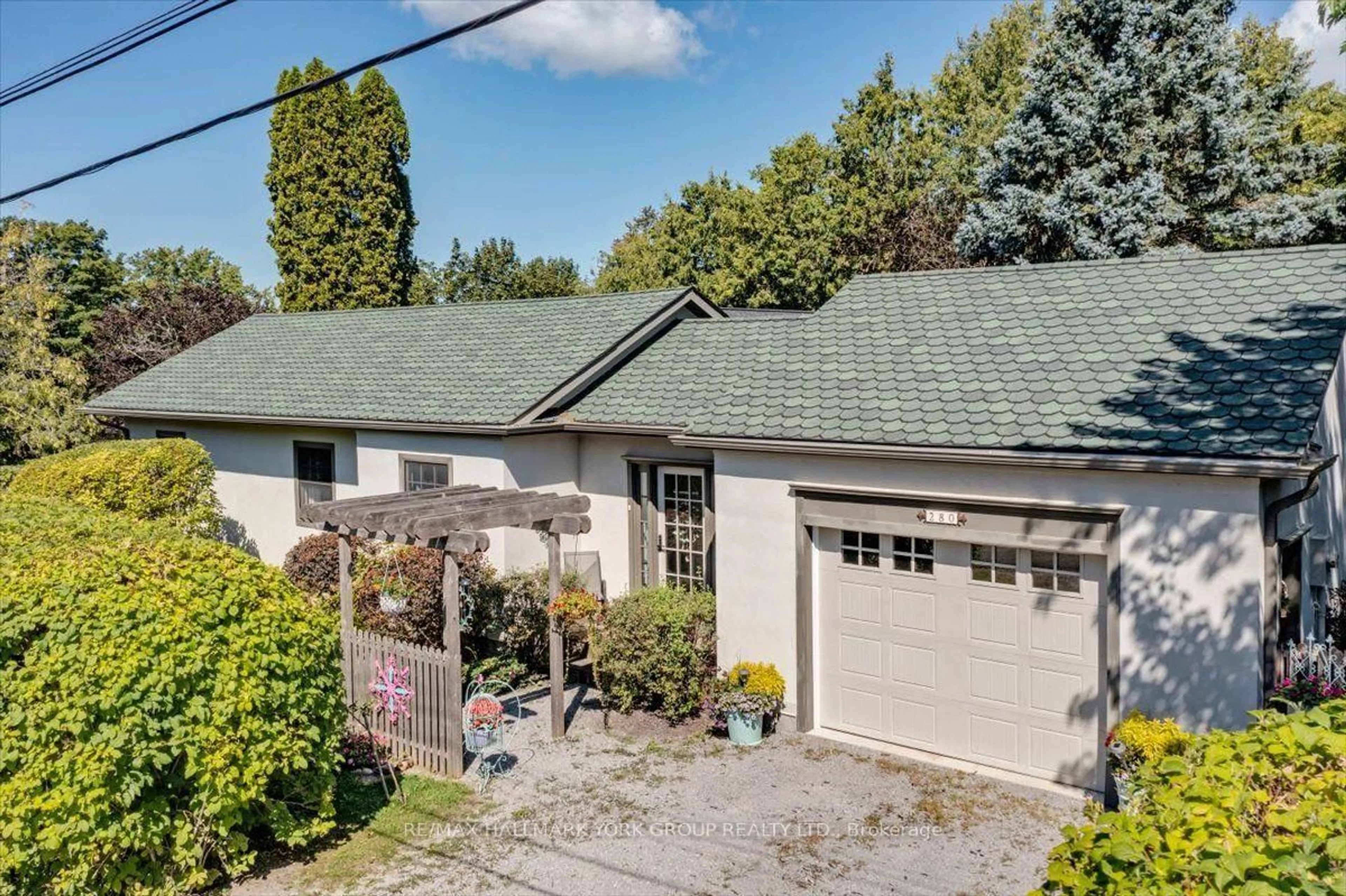 A pic from outside/outdoor area/front of a property/back of a property/a pic from drone, street for 280 Orchard Beach Rd, Georgina Ontario L4P 3C8