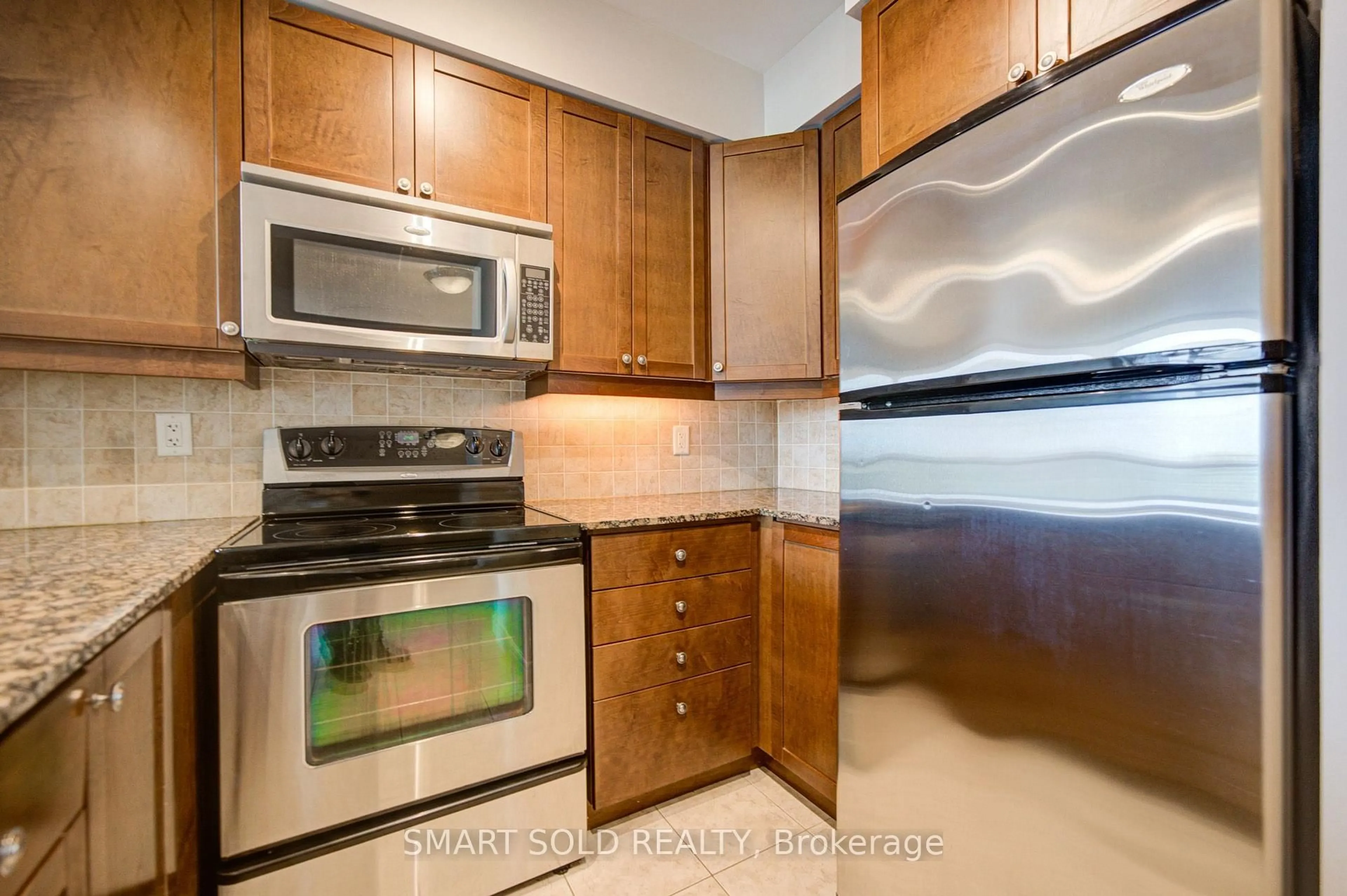 Standard kitchen, unknown for 100 Promenade Circ #1508, Vaughan Ontario L4J 7W7