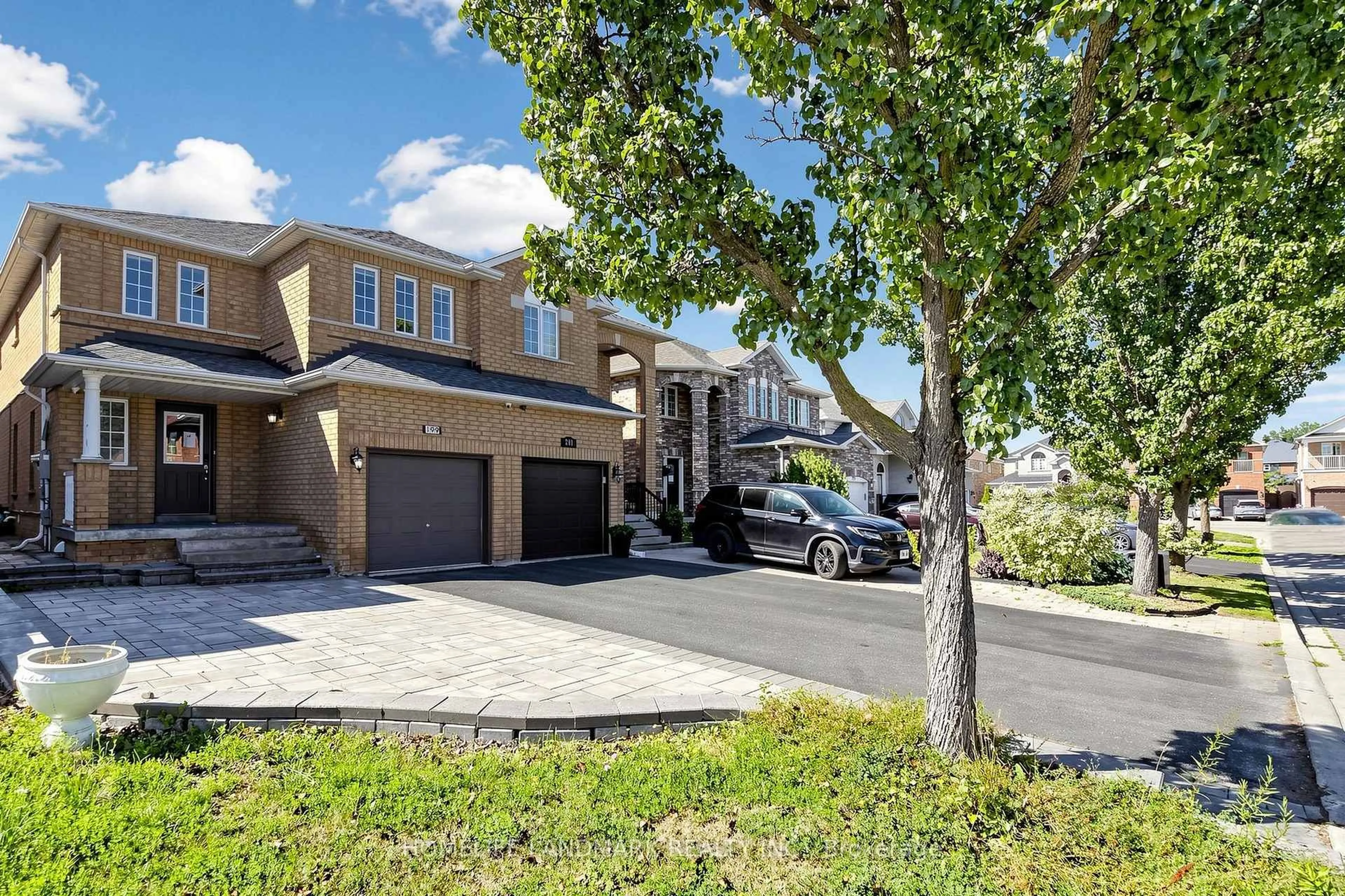 A pic from outside/outdoor area/front of a property/back of a property/a pic from drone, street for 199 Purcell Cres, Vaughan Ontario L6A 3C5