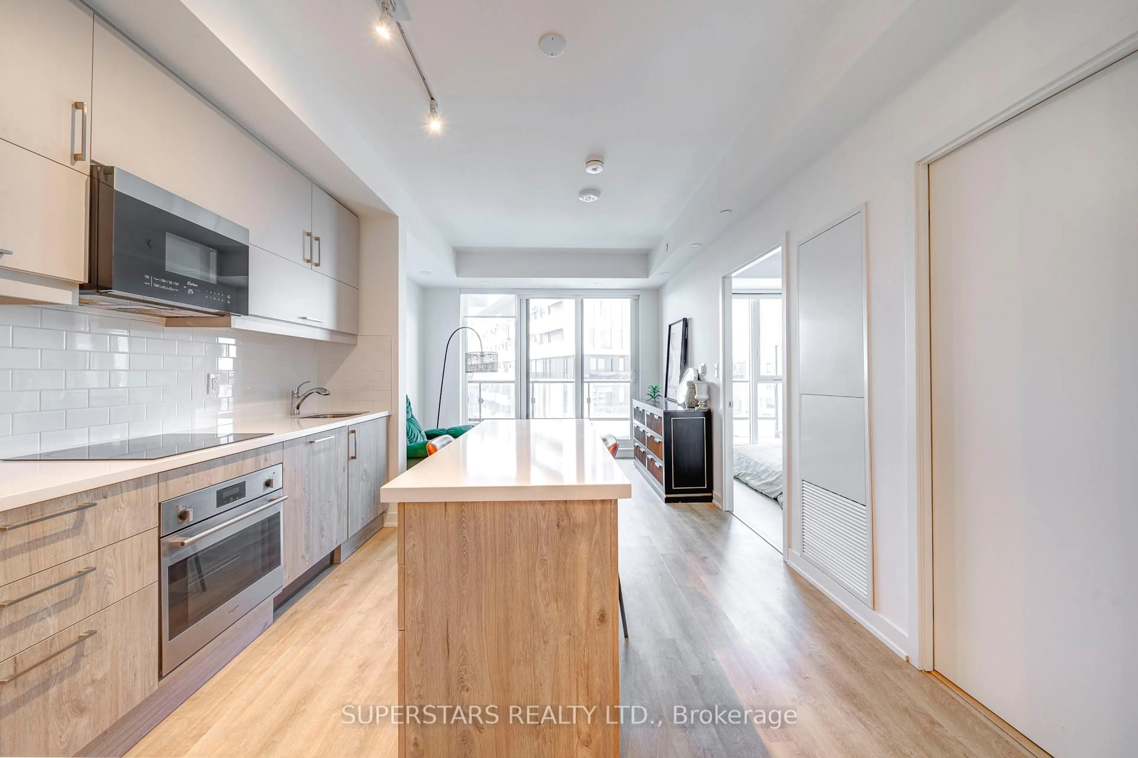 Open concept kitchen, wood/laminate floor for 292 Verdale Crossing #1502, Markham Ontario L6G 0H6