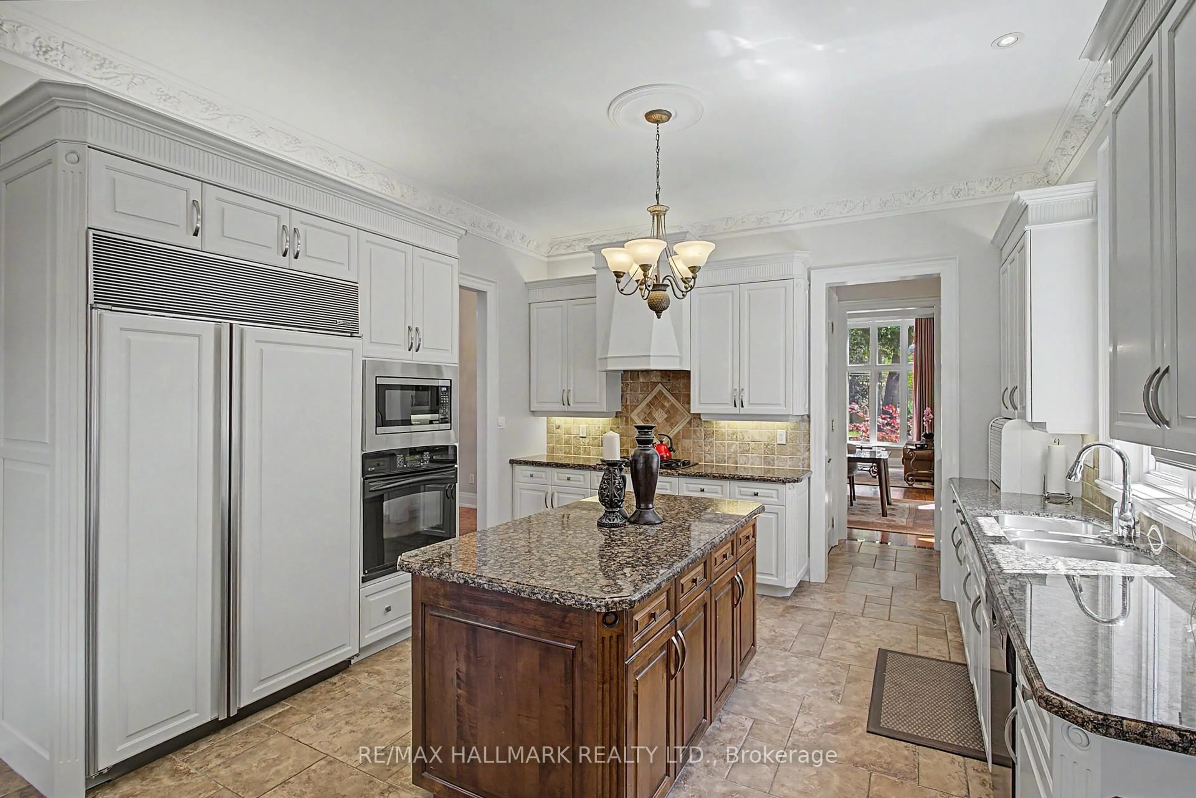 Open concept kitchen, ceramic/tile floor for 102 Duncan Rd, Richmond Hill Ontario L4C 6J7