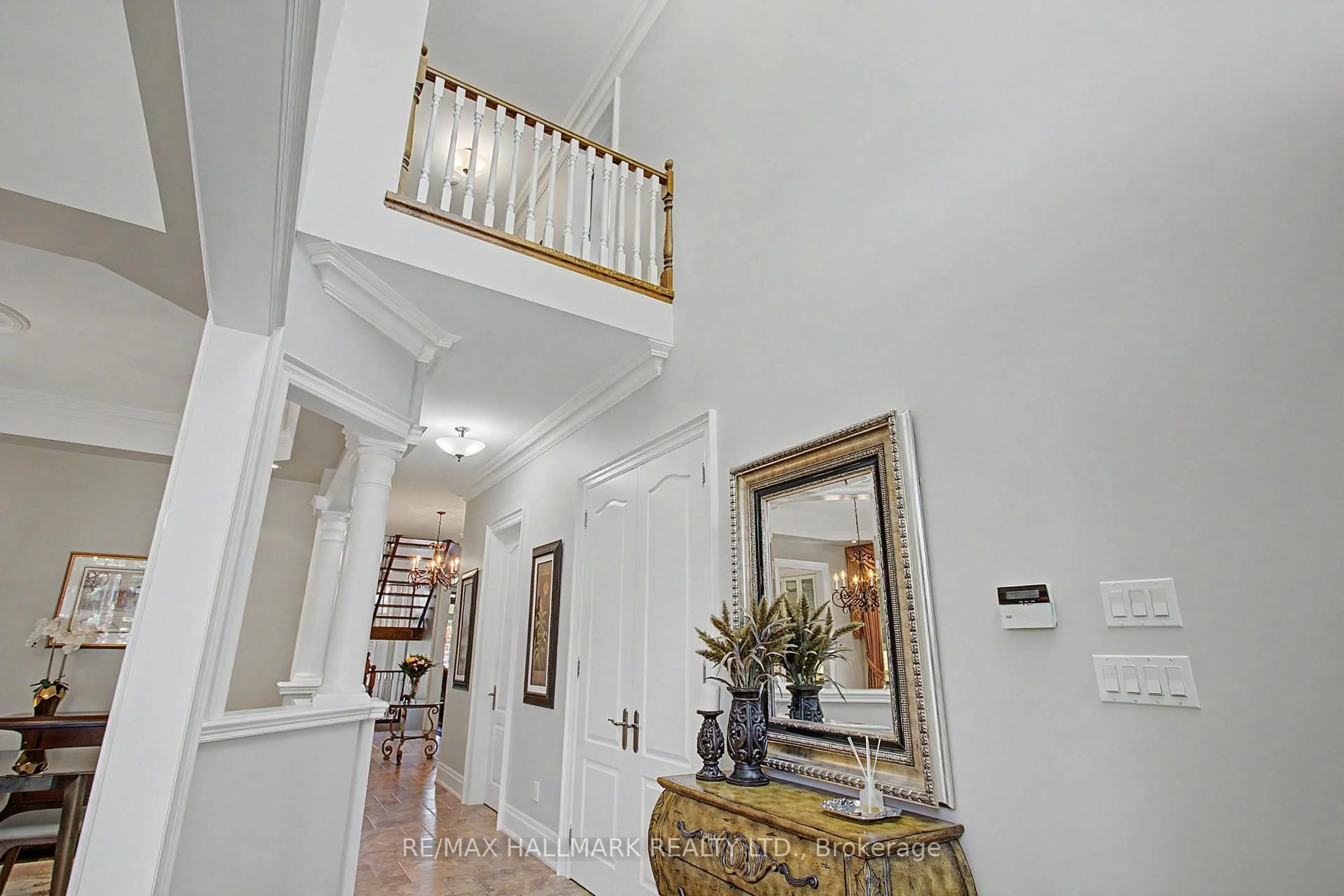 Indoor foyer for 102 Duncan Rd, Richmond Hill Ontario L4C 6J7