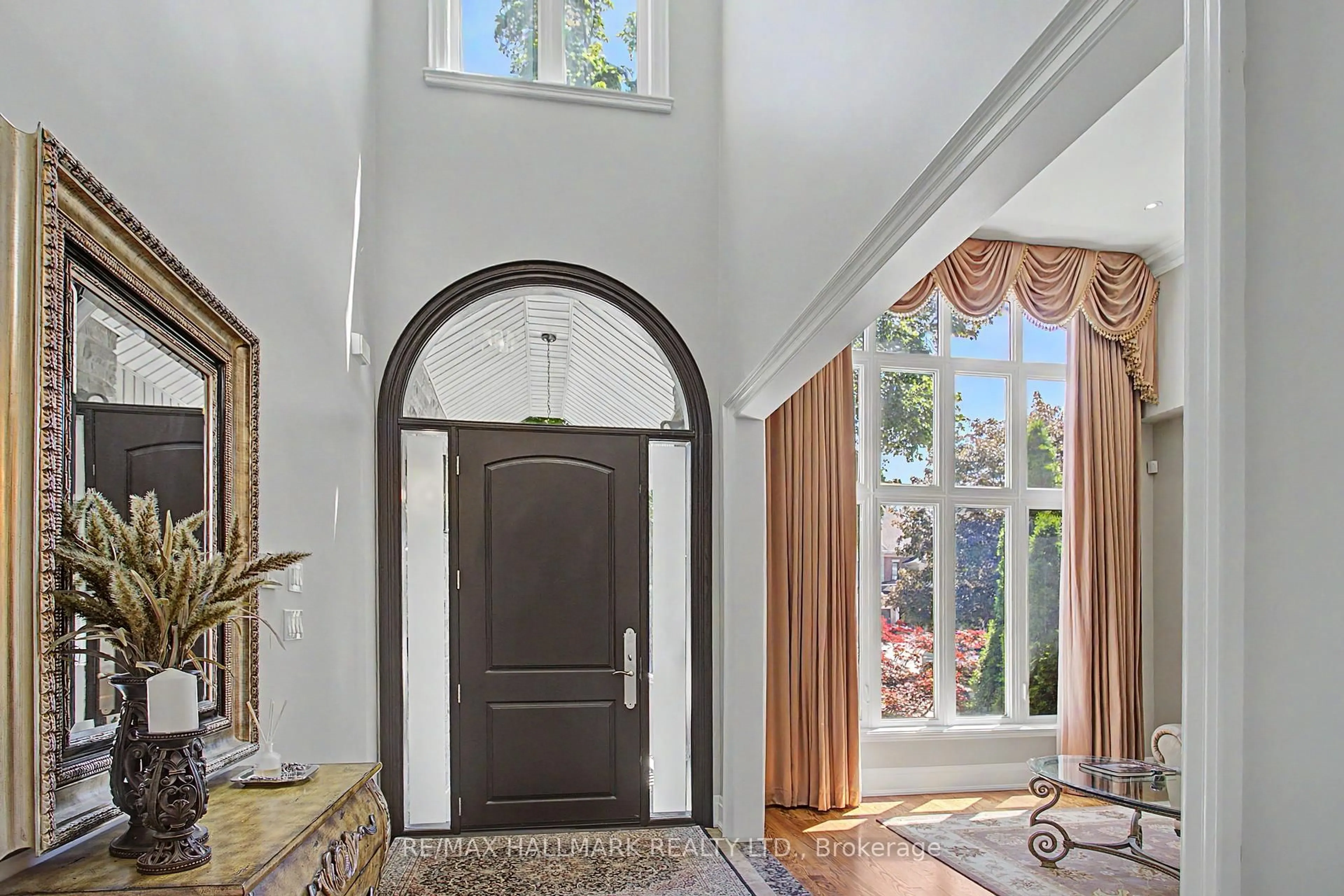 Indoor entryway for 102 Duncan Rd, Richmond Hill Ontario L4C 6J7