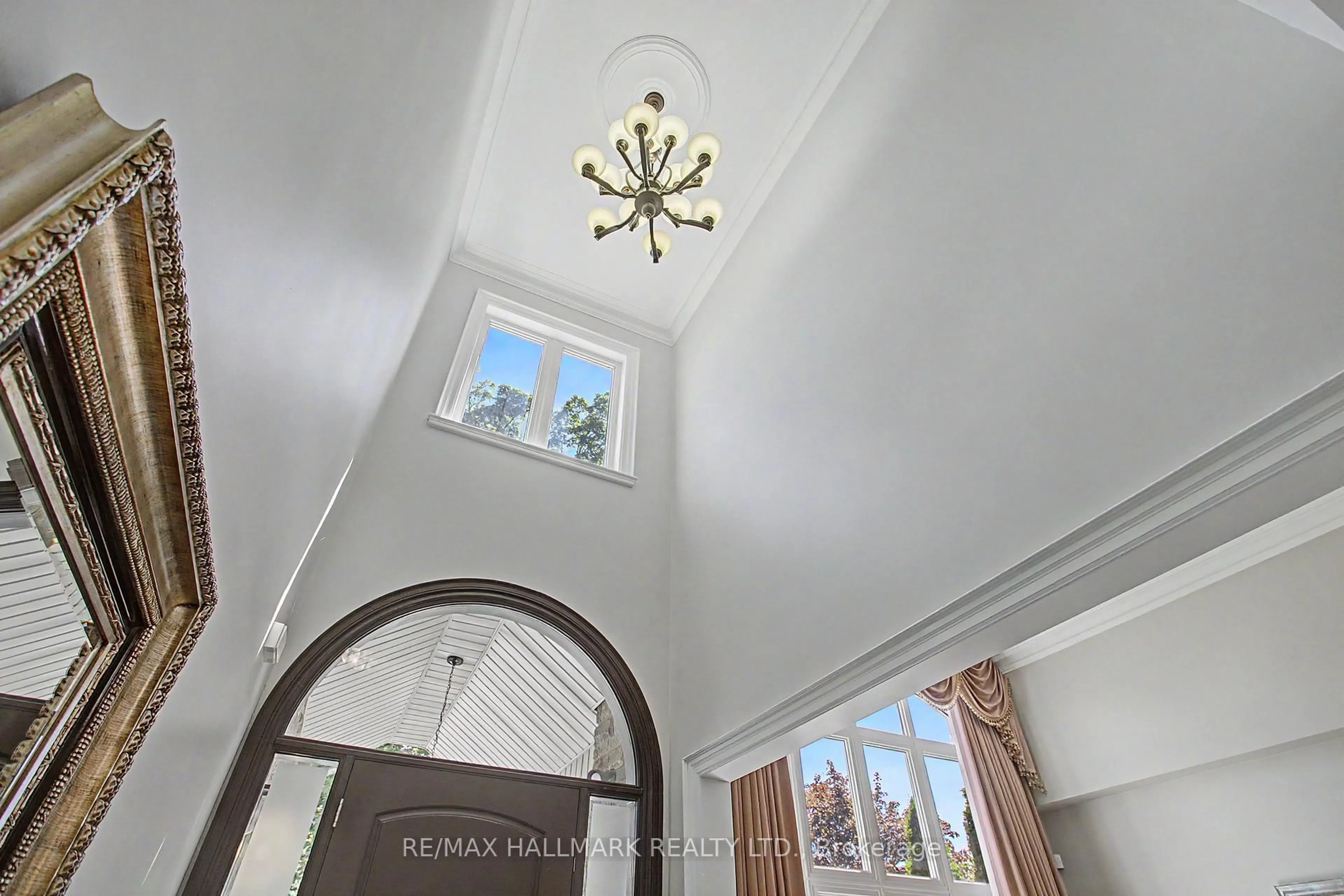 Indoor entryway for 102 Duncan Rd, Richmond Hill Ontario L4C 6J7