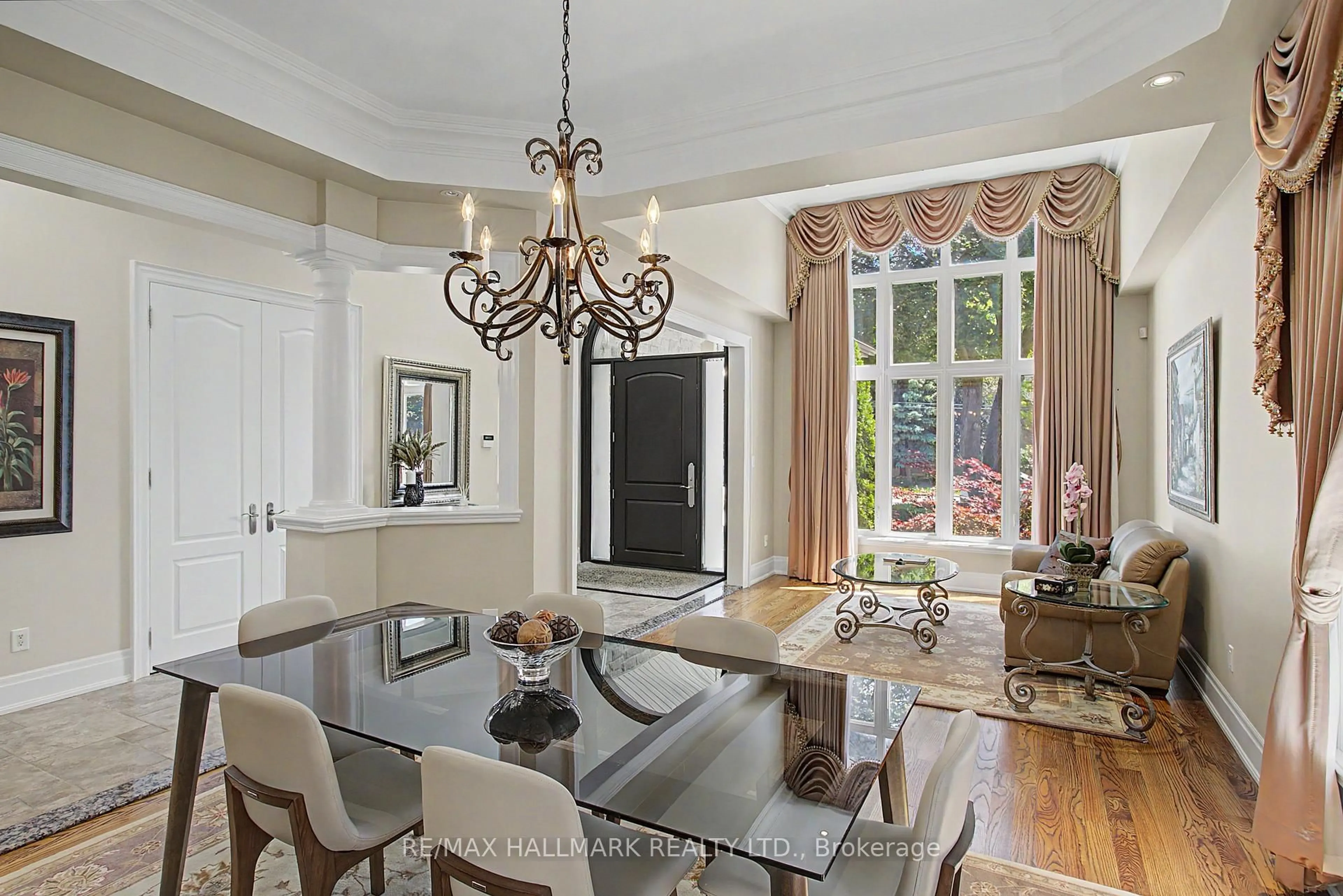 Dining room, ceramic/tile floor for 102 Duncan Rd, Richmond Hill Ontario L4C 6J7