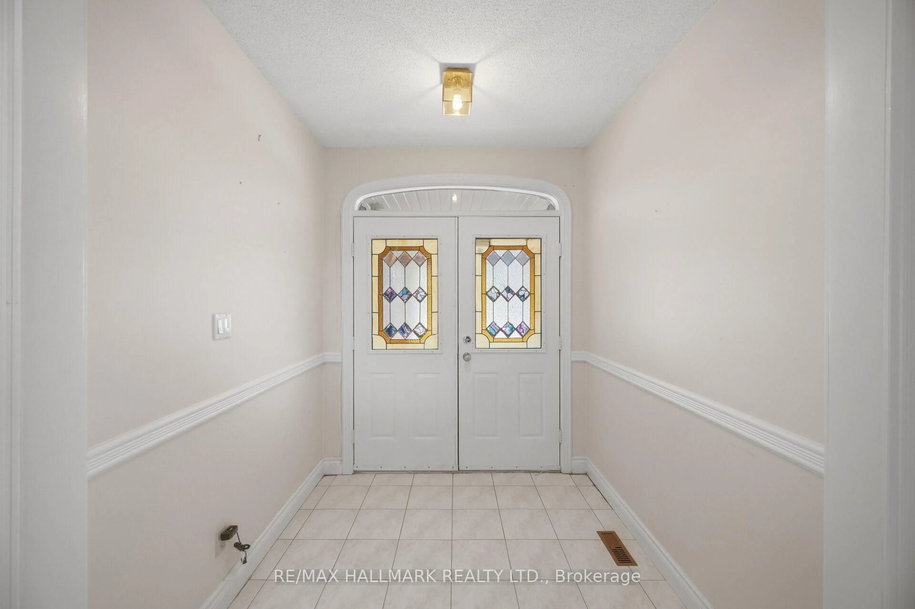 Indoor entryway for 10 Hiram Rd, Richmond Hill Ontario L4C 9G1