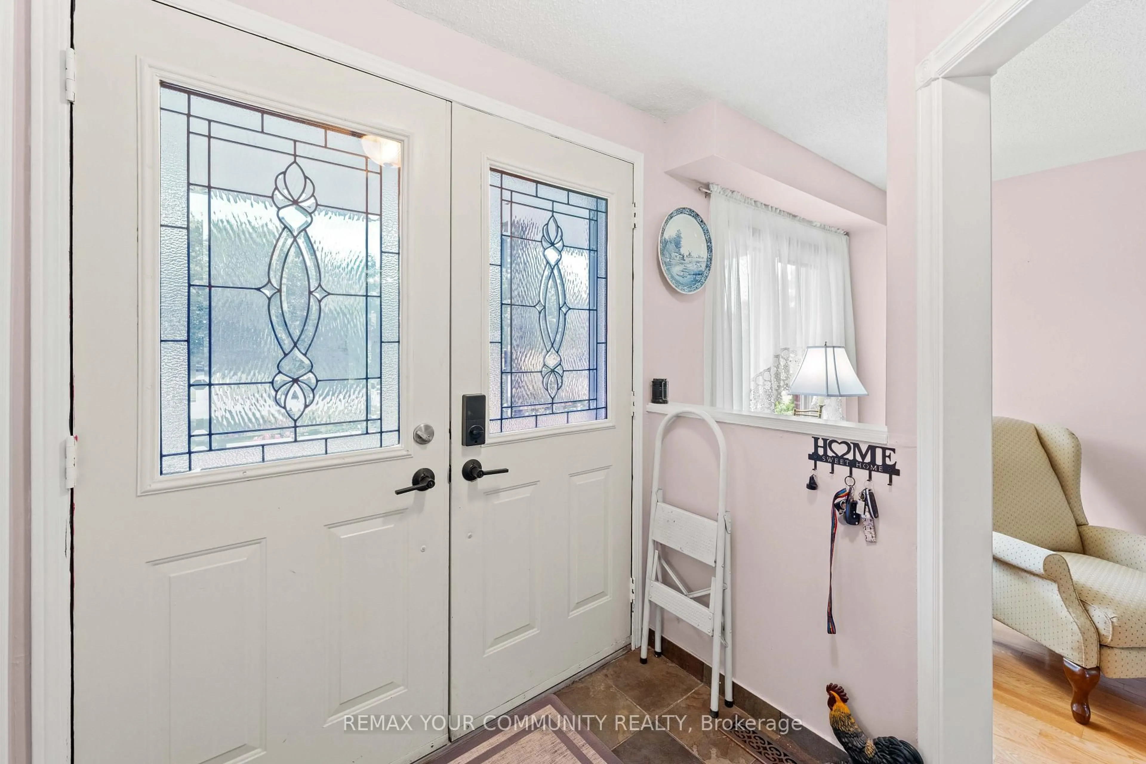 Indoor entryway for 78 Annamaria Dr, Georgina Ontario L4P 3R8