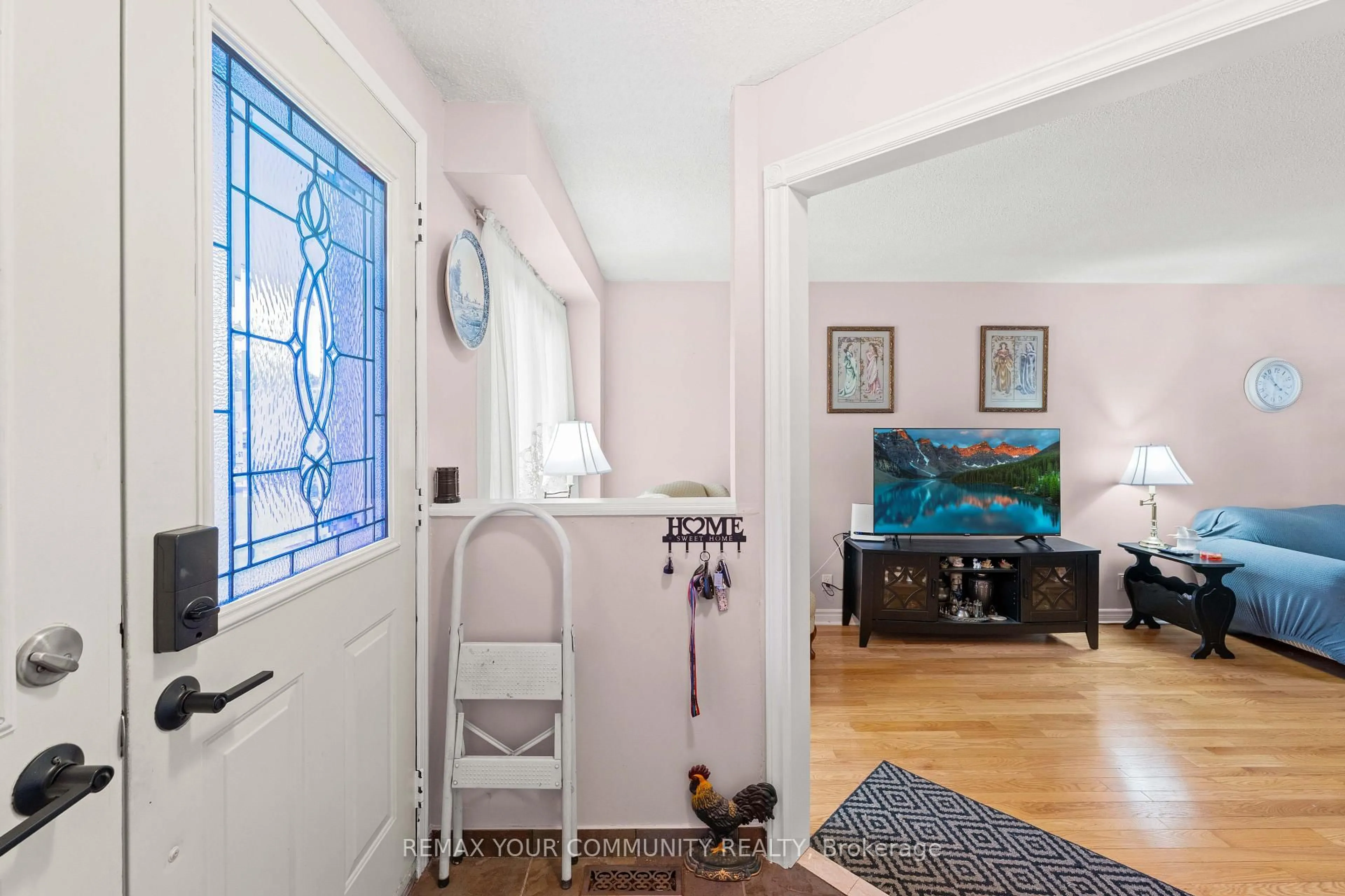 Indoor entryway for 78 Annamaria Dr, Georgina Ontario L4P 3R8