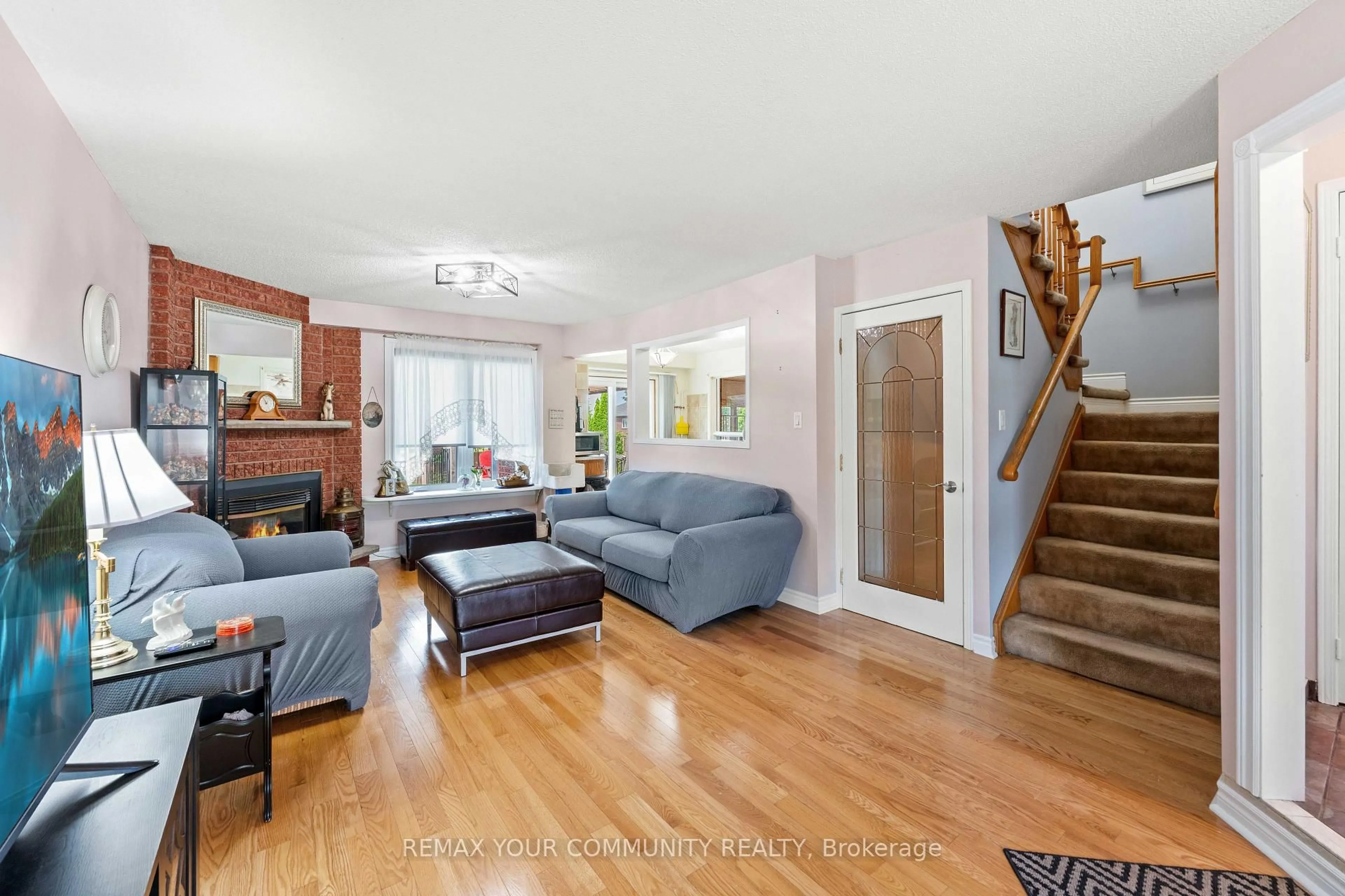 Living room with furniture, unknown for 78 Annamaria Dr, Georgina Ontario L4P 3R8