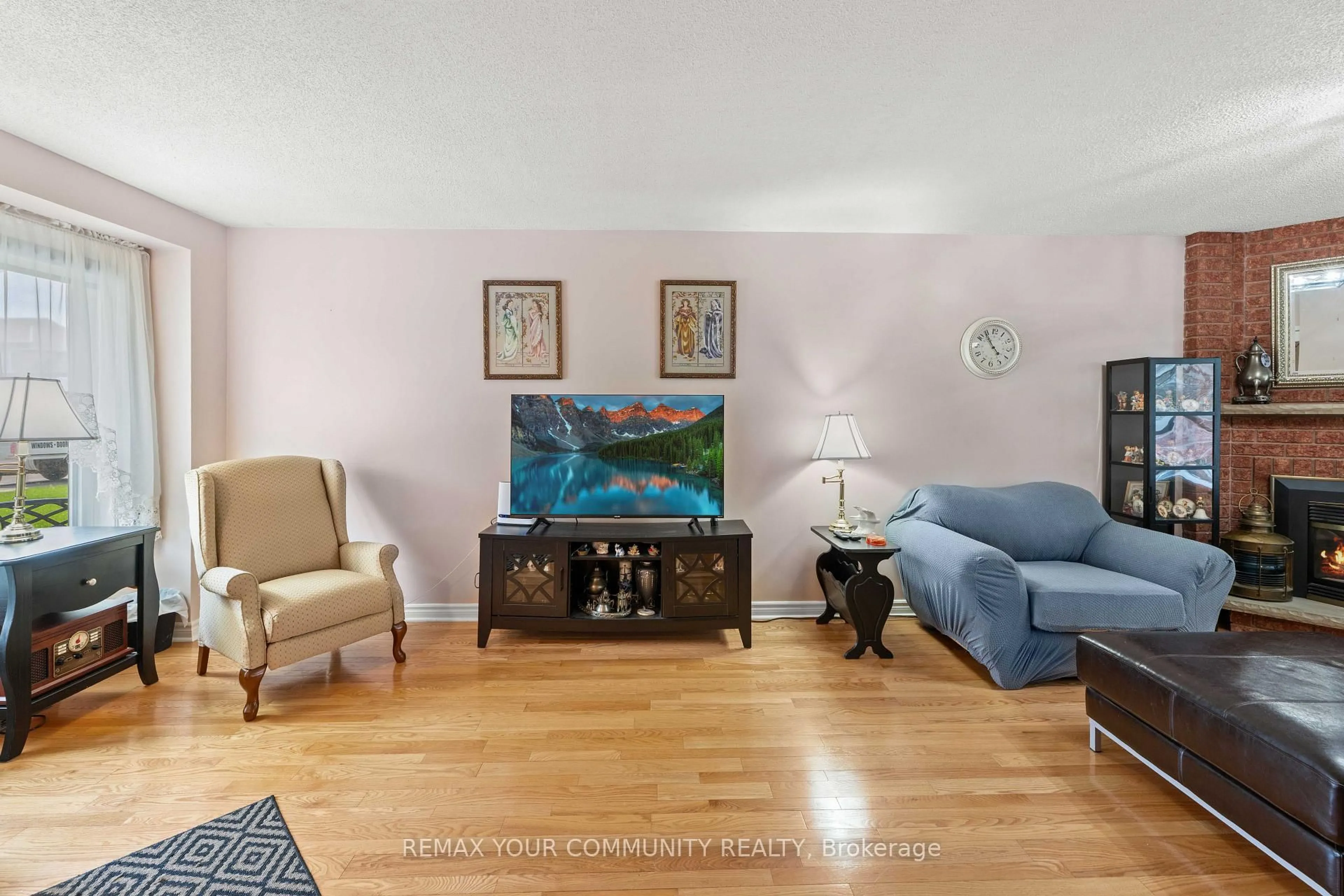 Living room with furniture, unknown for 78 Annamaria Dr, Georgina Ontario L4P 3R8