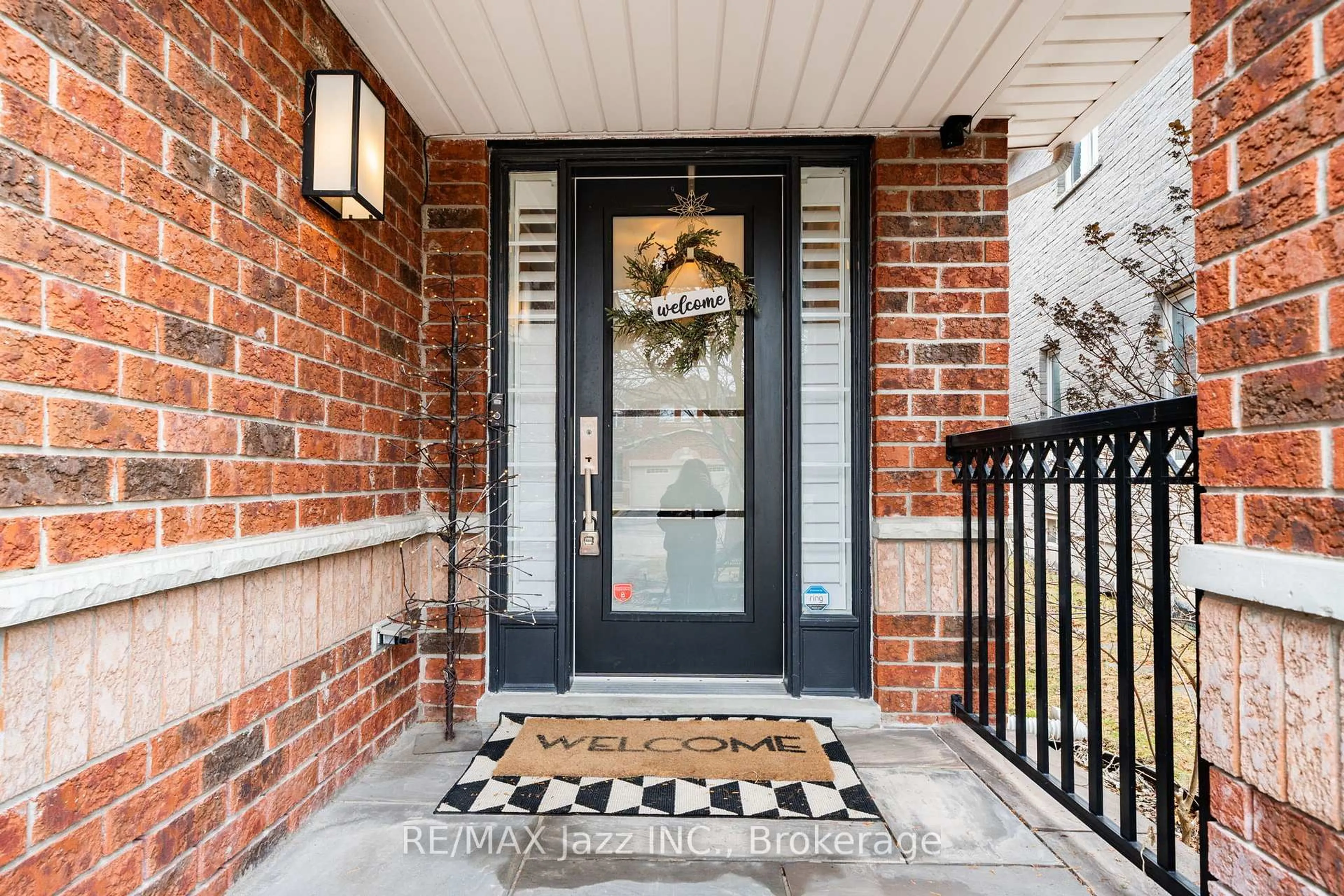 Indoor entryway for 550 Bert Budd Ave, Newmarket Ontario L3Y 8S7