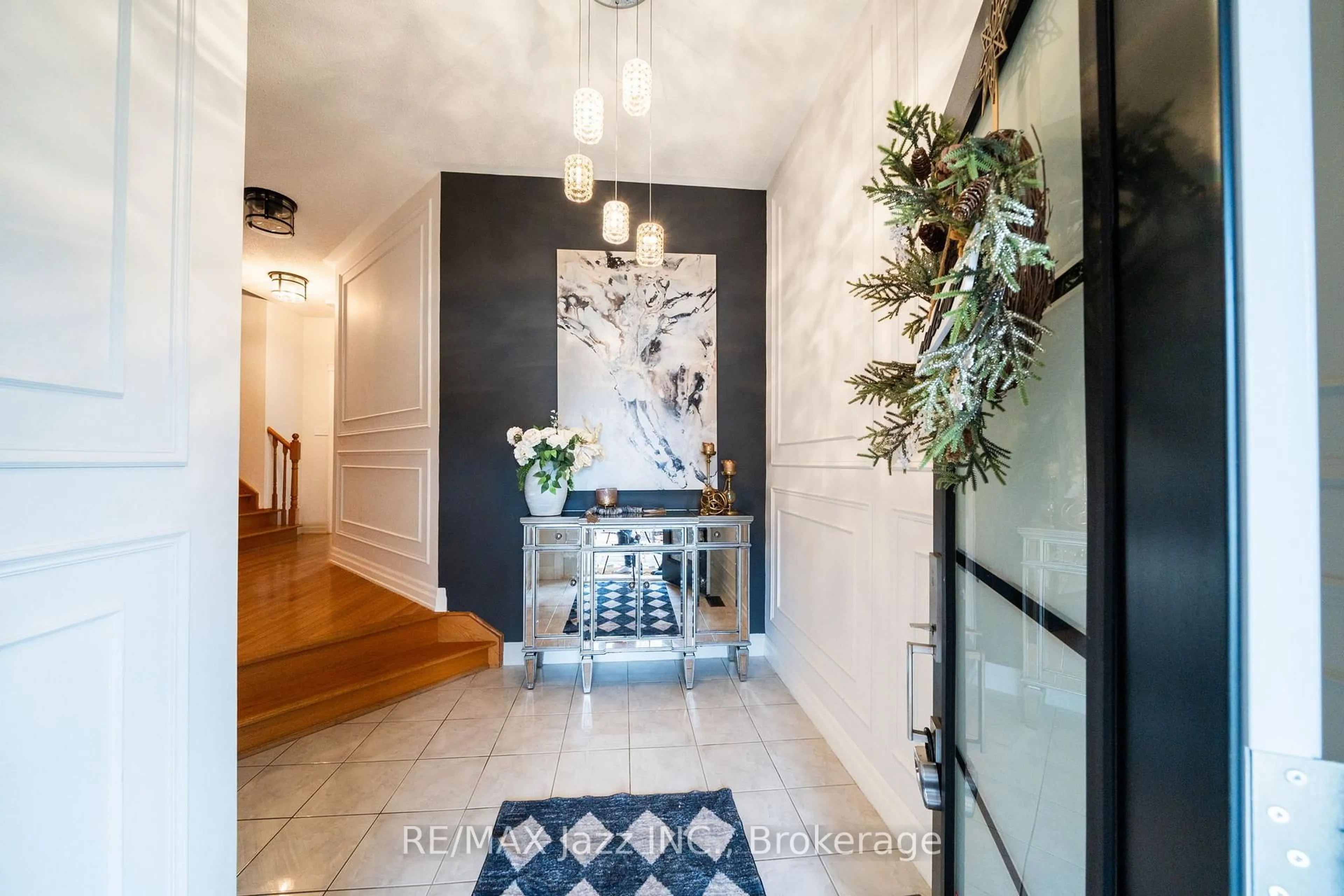 Indoor entryway for 550 Bert Budd Ave, Newmarket Ontario L3Y 8S7