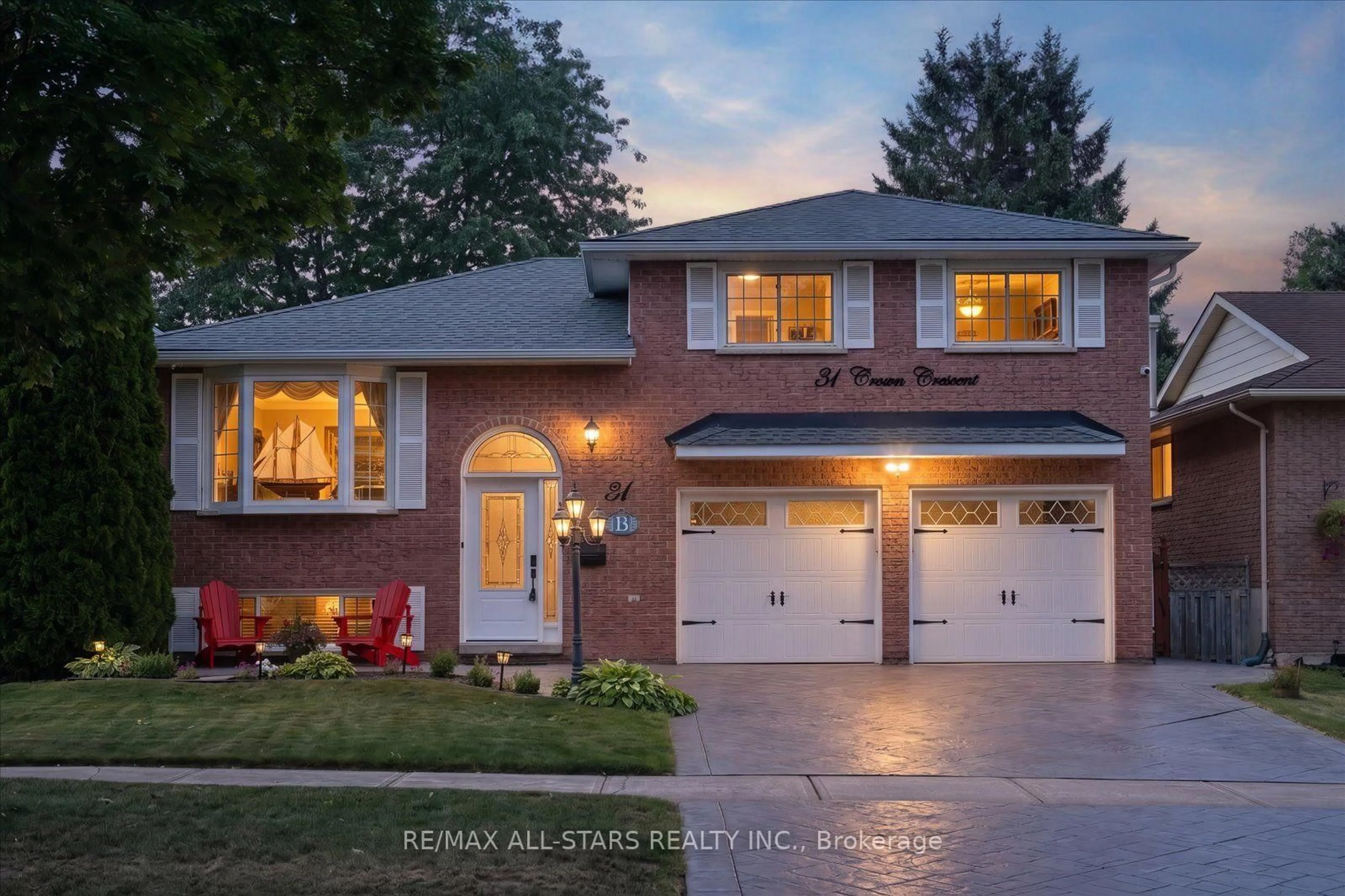 Home with brick exterior material, street for 31 Crown Cres, Bradford West Gwillimbury Ontario L3Z 2M7