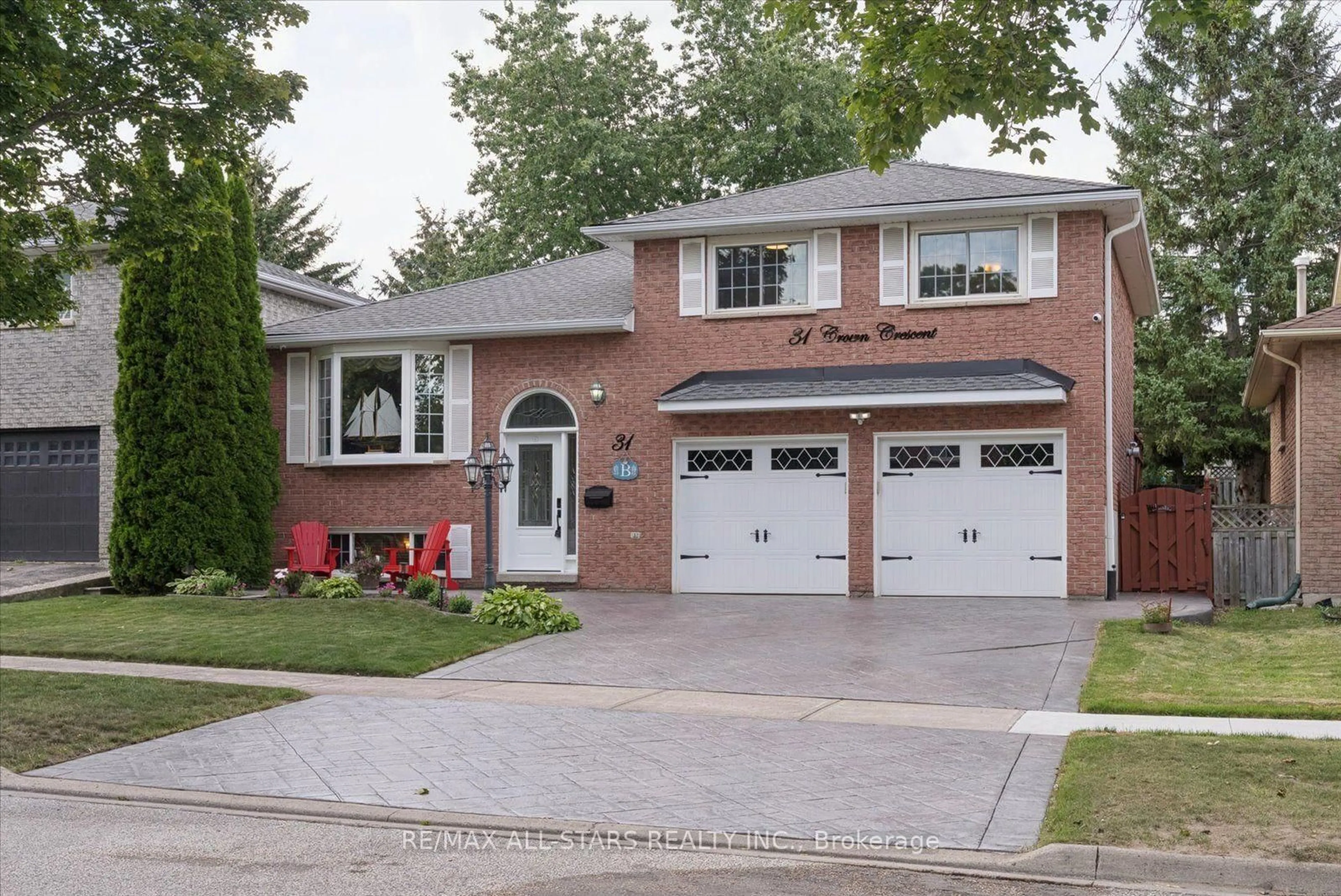 Home with brick exterior material, street for 31 Crown Cres, Bradford West Gwillimbury Ontario L3Z 2M7
